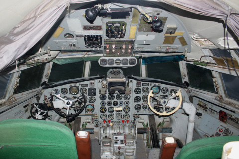 Ilyushin Il-18V, HA-MOA, Malév Hungarian Airlines - cockpit
