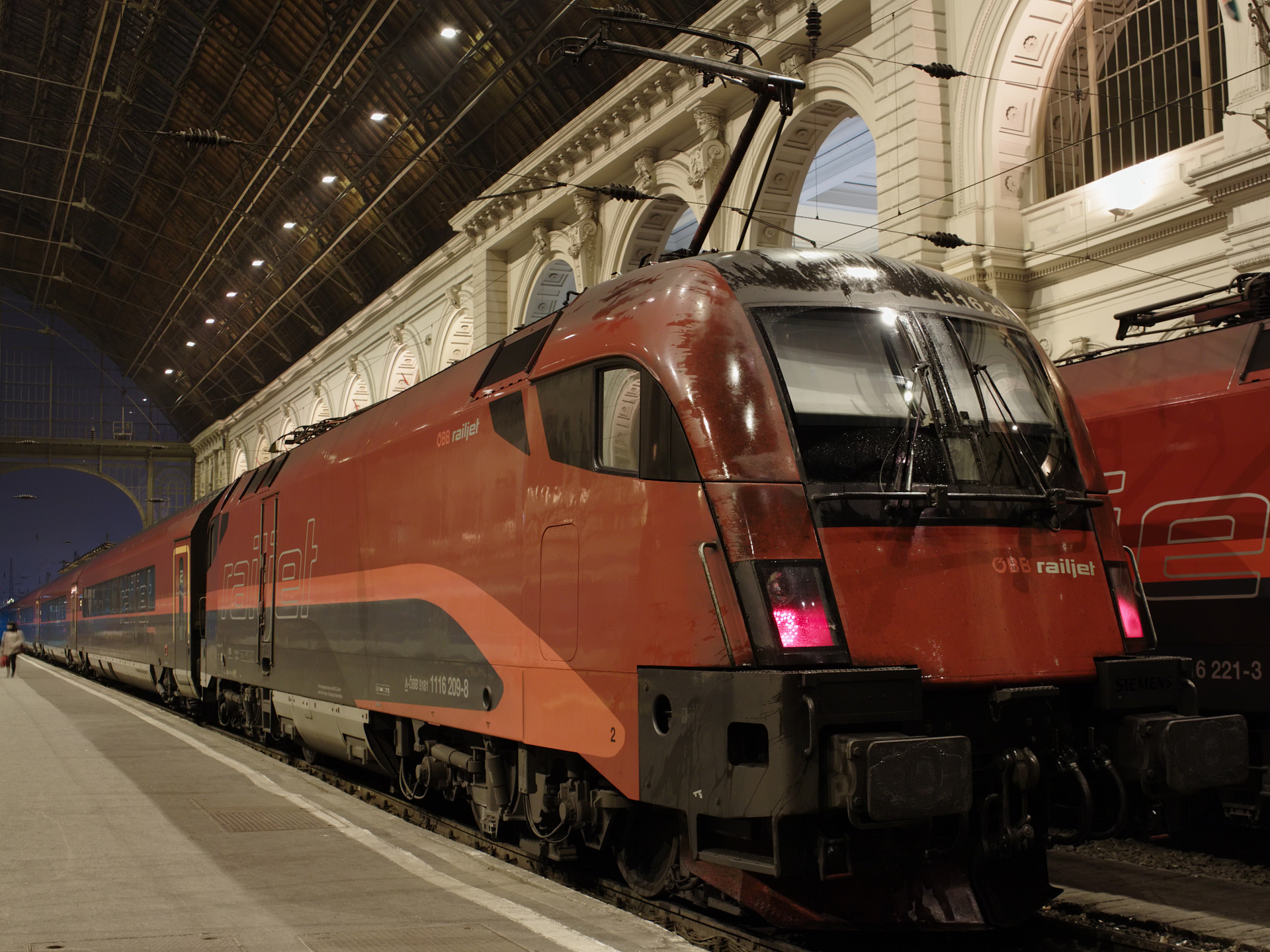 Siemens Eurosprinter ES64U2 Taurus 1116 209 (Podróże » Budapeszt » Pojazdy » Pociągi i lokomotywy)
