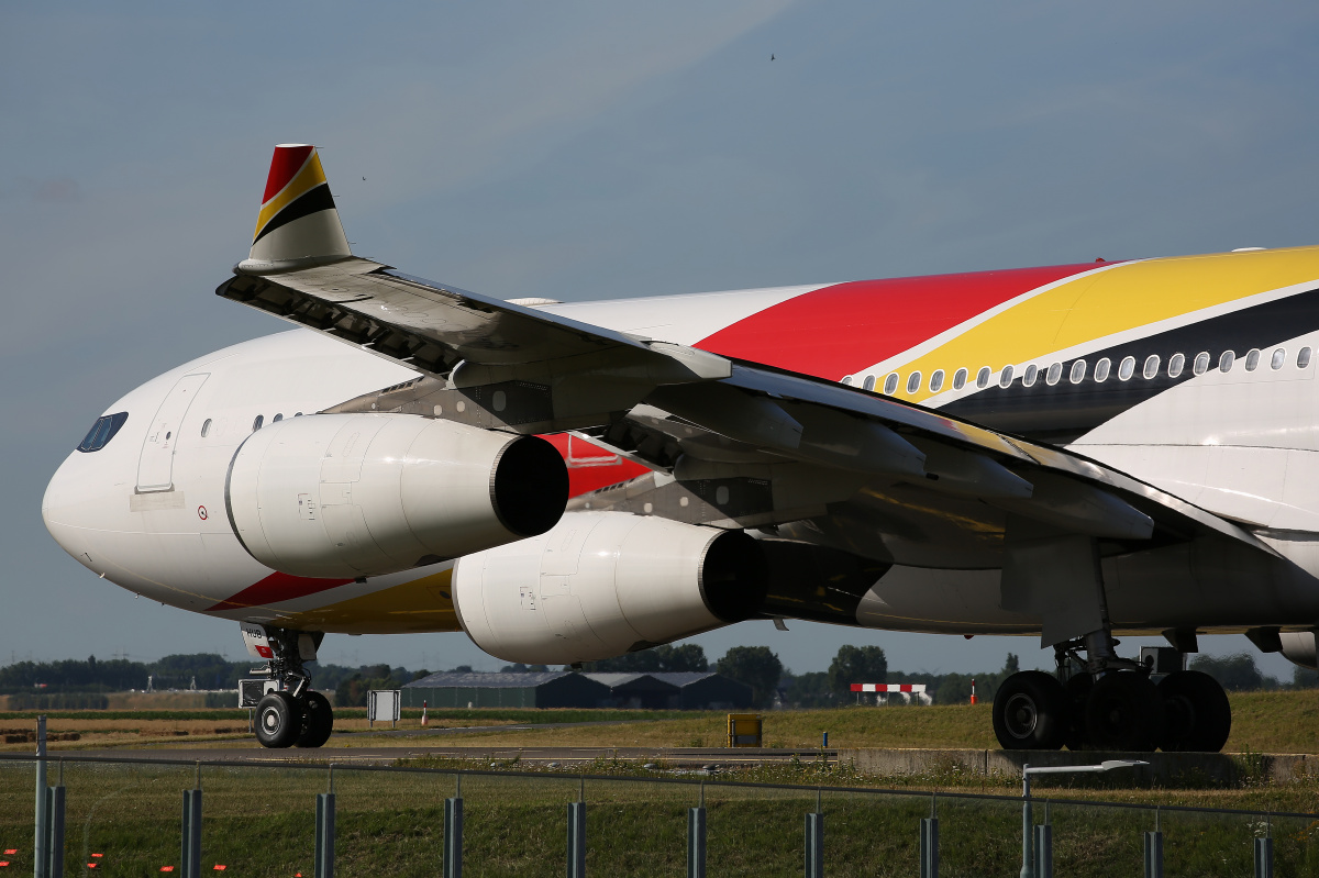 9H-AHUB, Airhub Aviation (Samoloty » Spotting na Schiphol » Airbus A340-300)