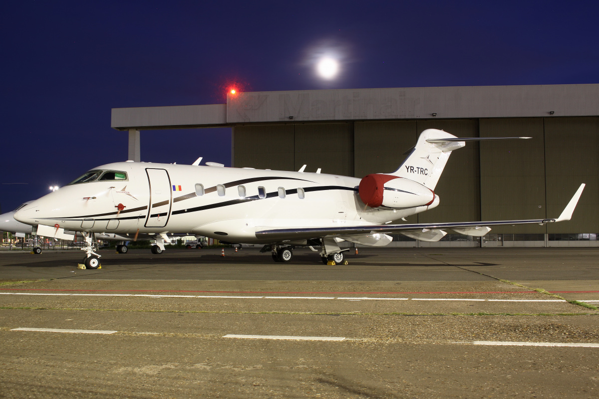 Bombardier BD-100 Challenger 300, YR-TRC, Toyo Aviation (Samoloty » Spotting na Schiphol » pozostałe)