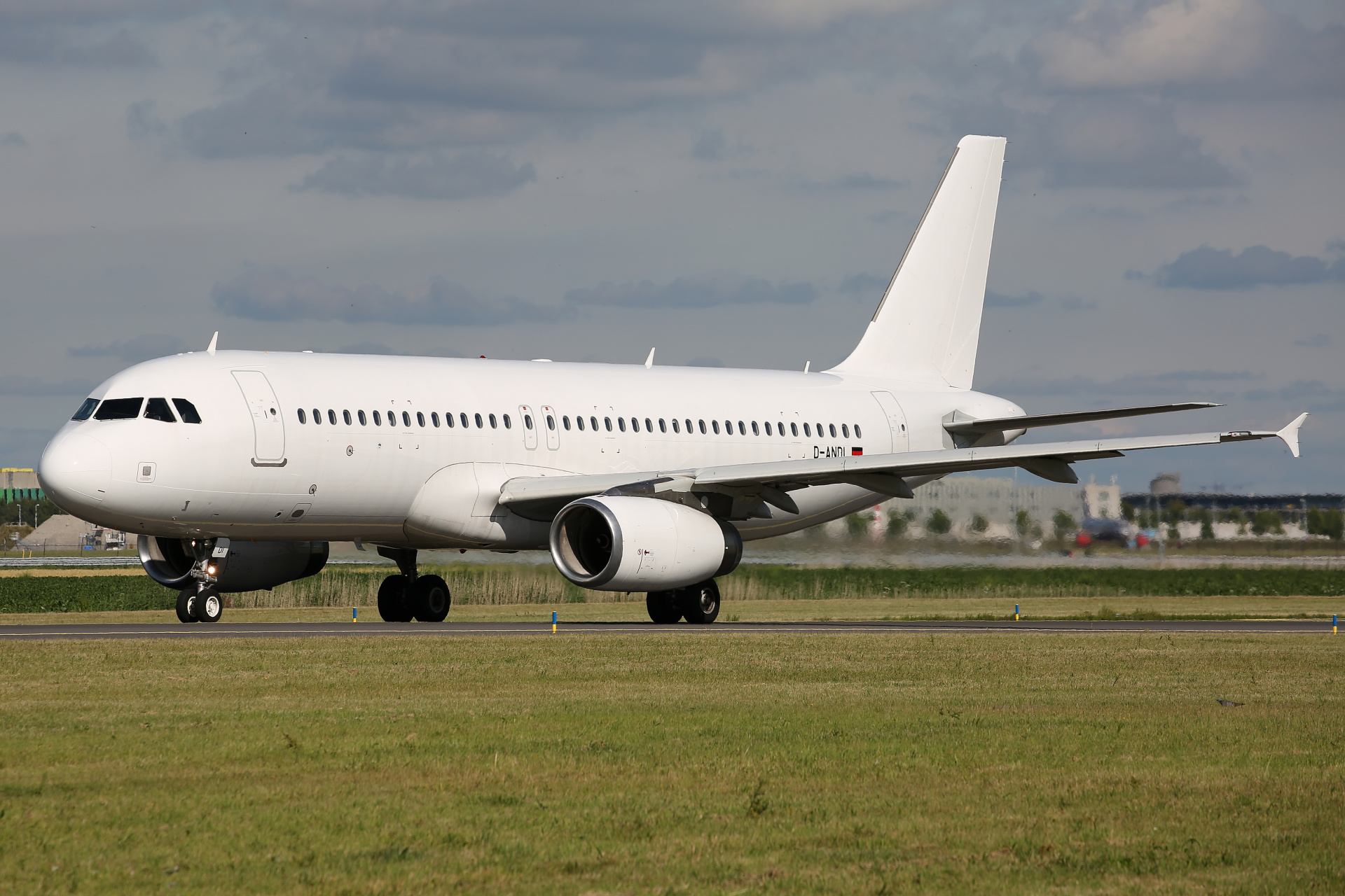 D-ANDI, LEAV Aviation (Samoloty » Spotting na Schiphol » Airbus A320-200)