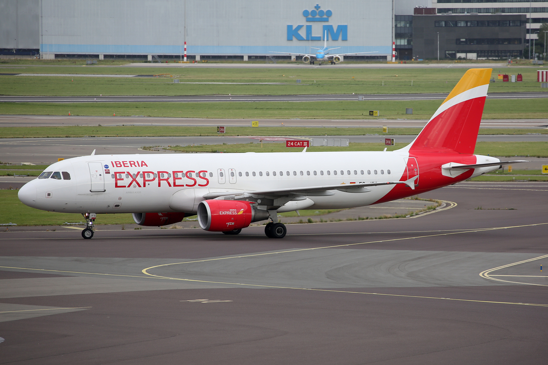 EC-JFG, Iberia Express (nowe malowanie) (Samoloty » Spotting na Schiphol » Airbus A320-200)