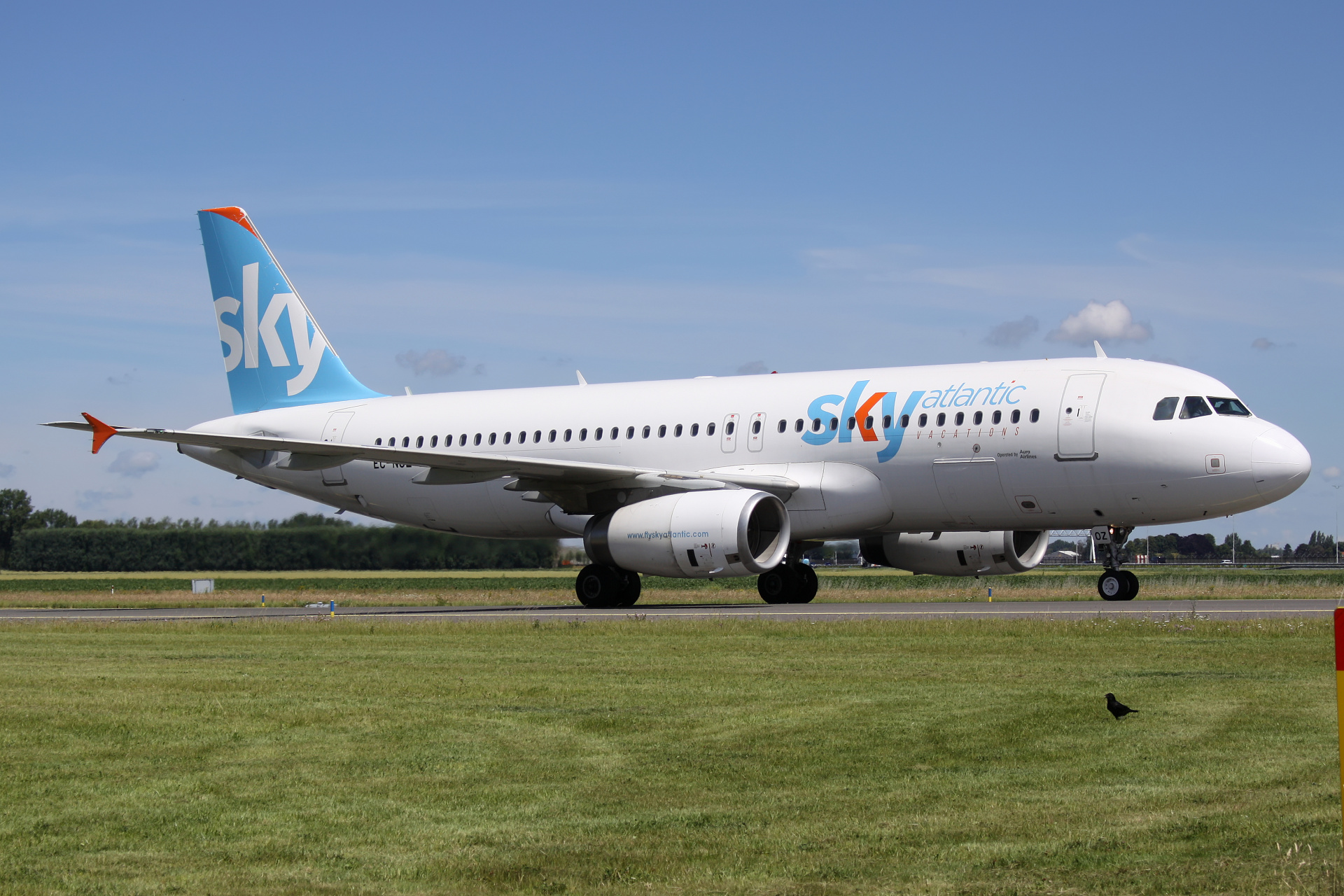 EC-NOZ, Aura Airlines (SkyAtlantic Vacations livery) (Aircraft » Schiphol Spotting » Airbus A320-200)