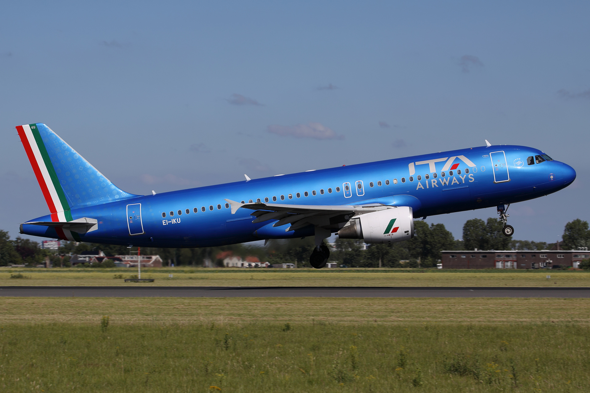 EI-IKU, ITA Airways (Samoloty » Spotting na Schiphol » Airbus A320-200)