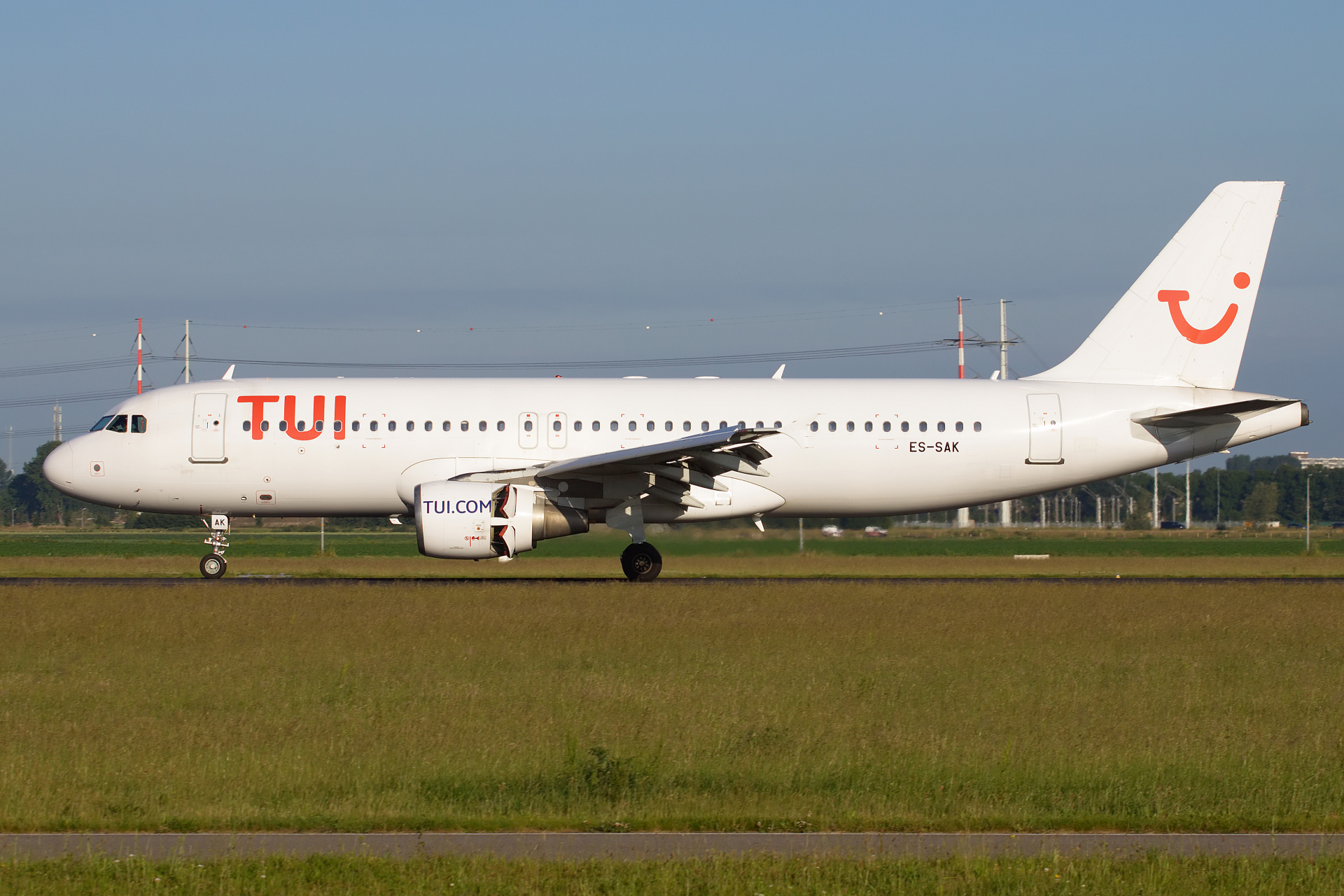 ES-SAK, TUI fly Netherlands (SmartLynx) (Samoloty » Spotting na Schiphol » Airbus A320-200)