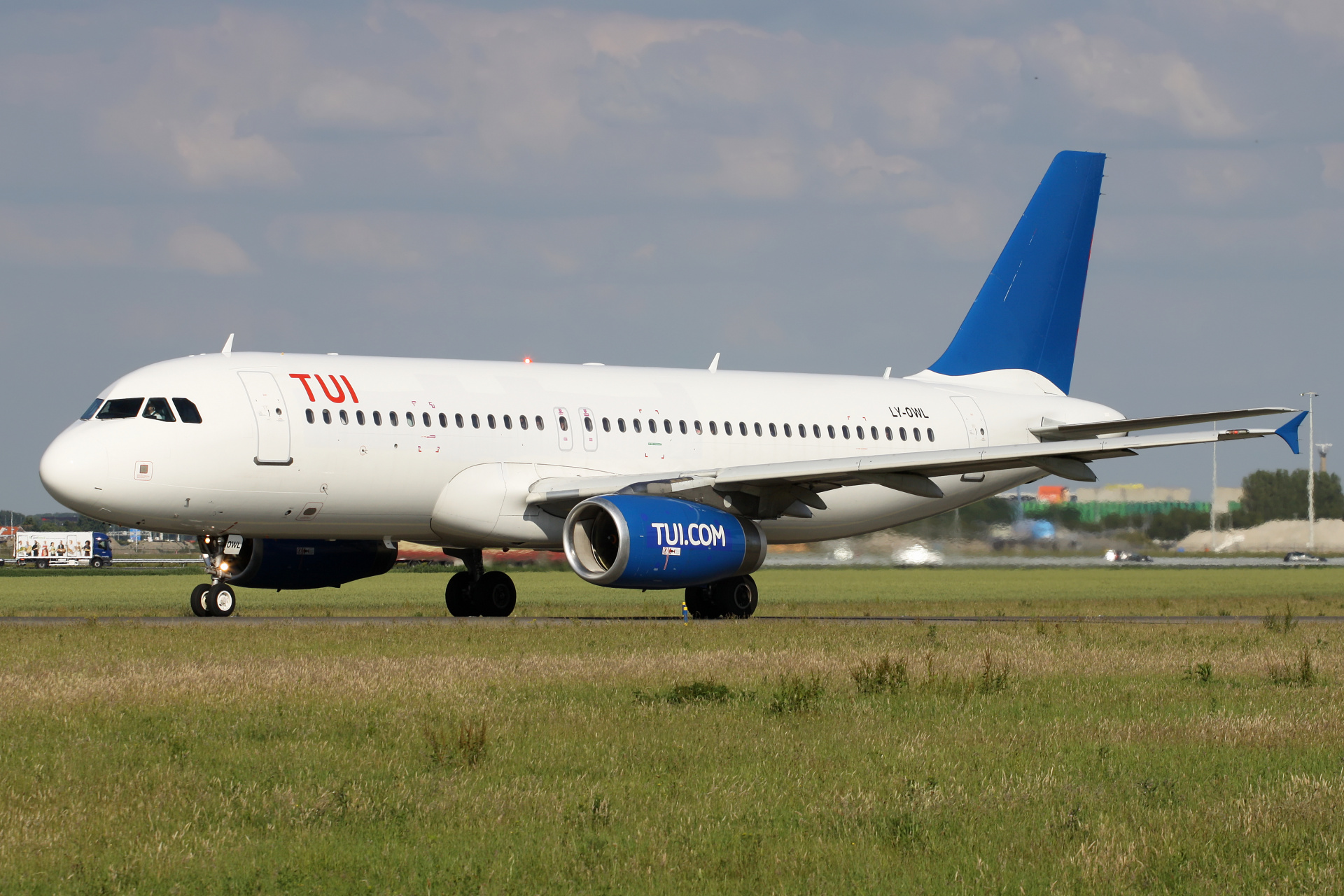 LY-OWL, TUI fly (GetJet Airlines) (Samoloty » Spotting na Schiphol » Airbus A320-200)