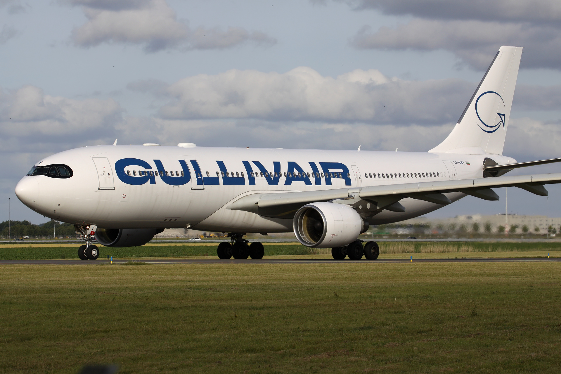 LZ-AWY, GullivAir (Samoloty » Spotting na Schiphol » Airbus A330-200)