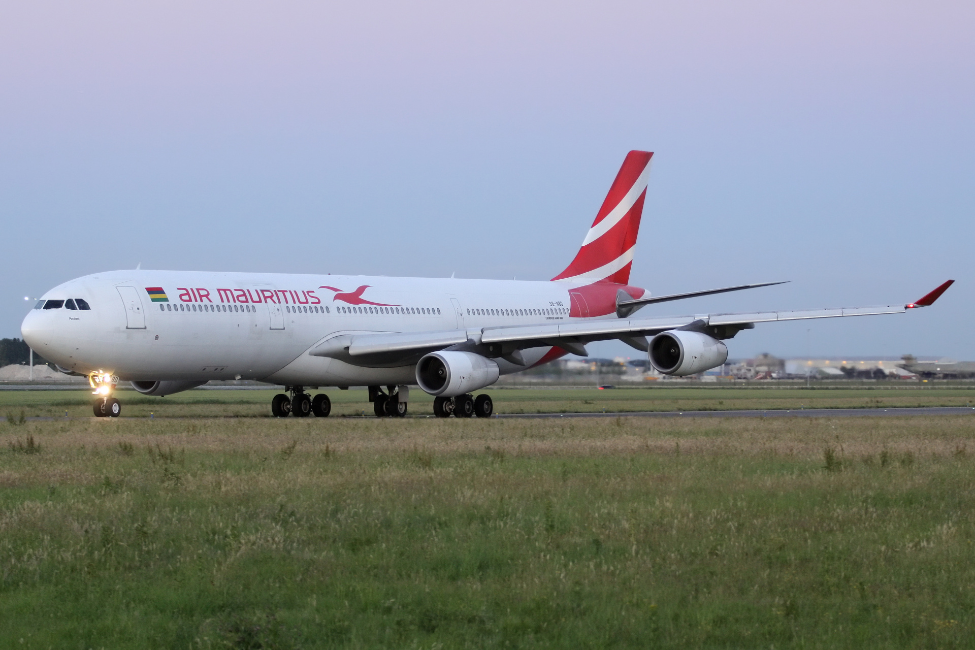 3B-NBD, Air Mauritius (Samoloty » Spotting na Schiphol » Airbus A340-300)