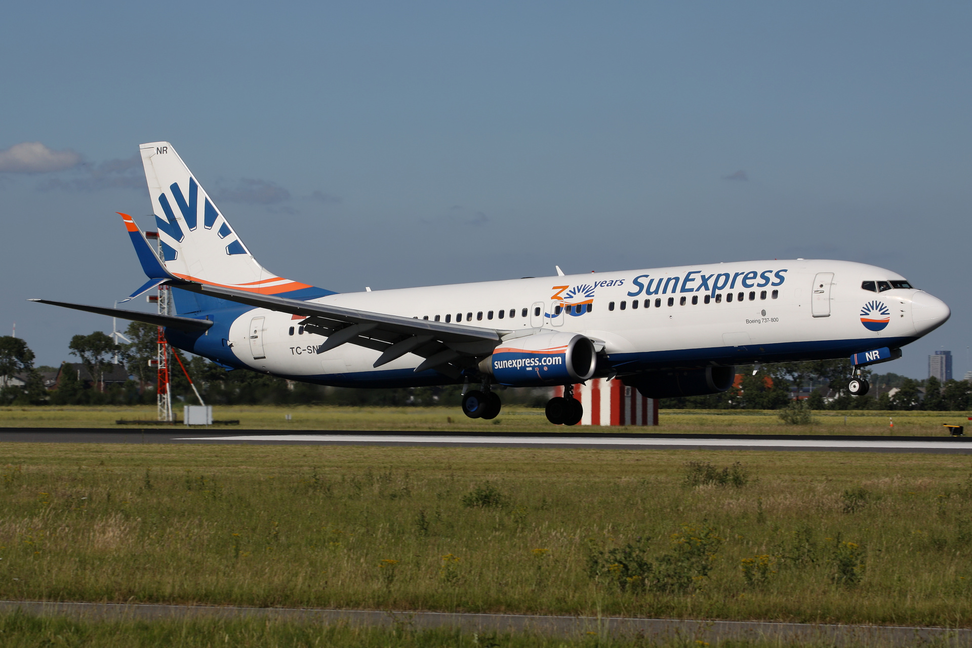 TC-SNR, SunExpress (malowanie 30-lecia) (Samoloty » Spotting na Schiphol » Boeing 737-800)