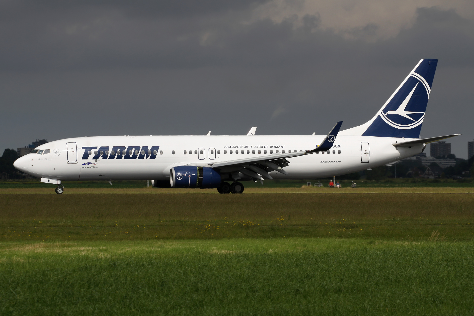 YR-BGM, TAROM Romainian Air Transport (naklejka Rumuńskiej prezydencji Rady Unii Europejskiej) (Samoloty » Spotting na Schiphol » Boeing 737-800)