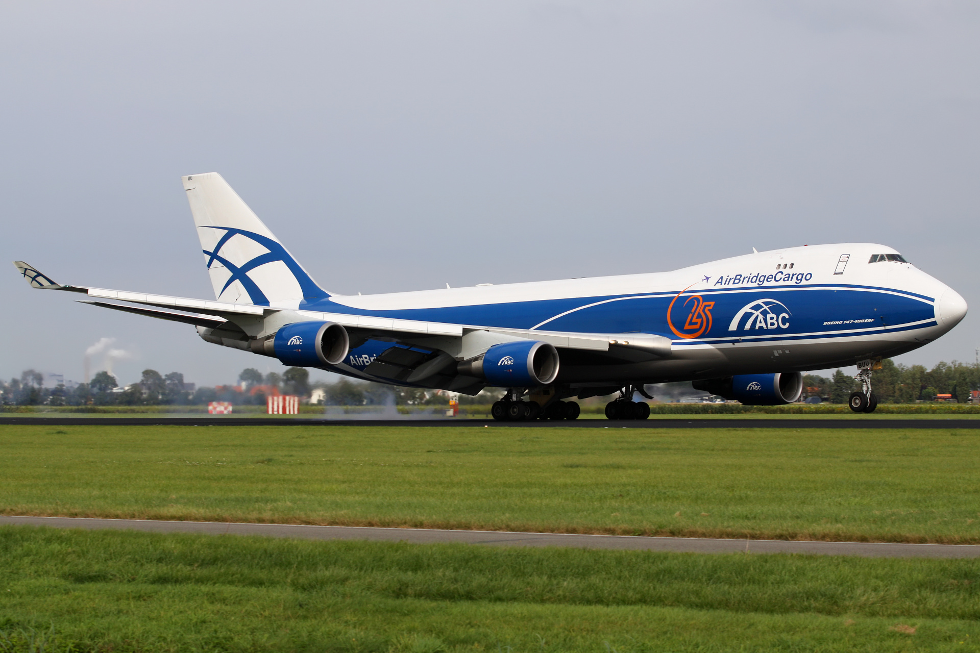 VQ-BUU, AirBridgeCargo Airlines (malowanie 25. rocznicy) (Samoloty » Spotting na Schiphol » Boeing 747-400F)