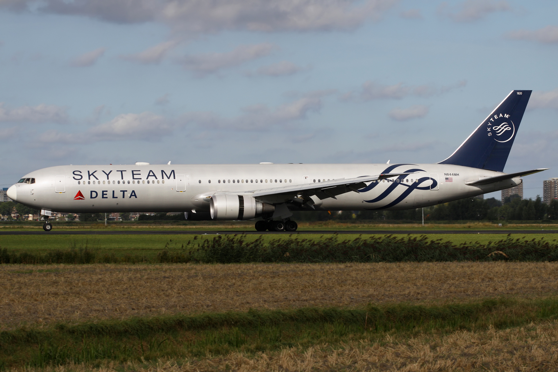 N844MH, Delta Airlines (malowanie SkyTeam) (Samoloty » Spotting na Schiphol » Boeing 767-400)