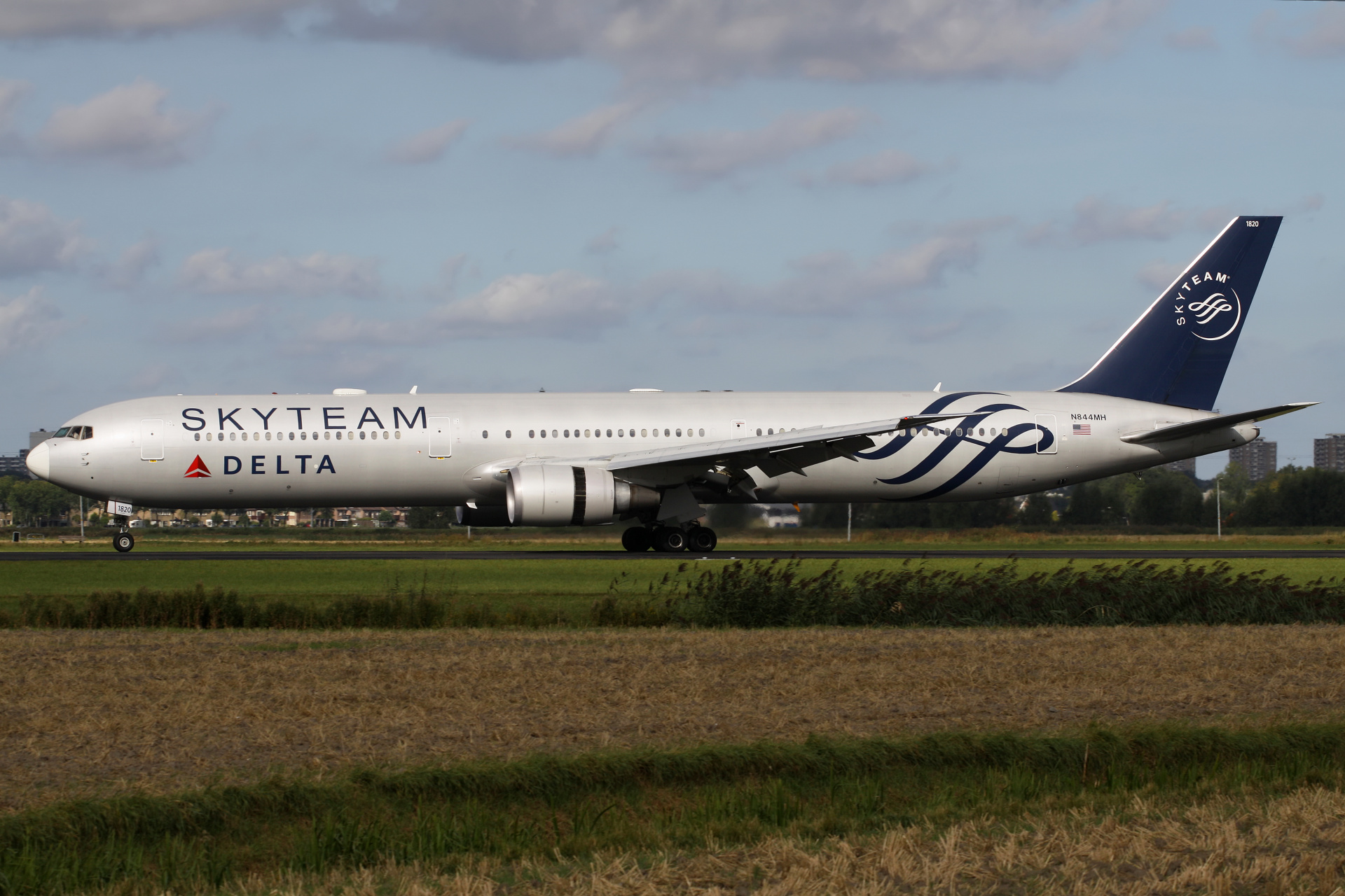 N844MH, Delta Airlines (malowanie SkyTeam) (Samoloty » Spotting na Schiphol » Boeing 767-400)