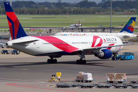 N845MH, Delta Airlines (Breast Cancer Research Foundation livery)