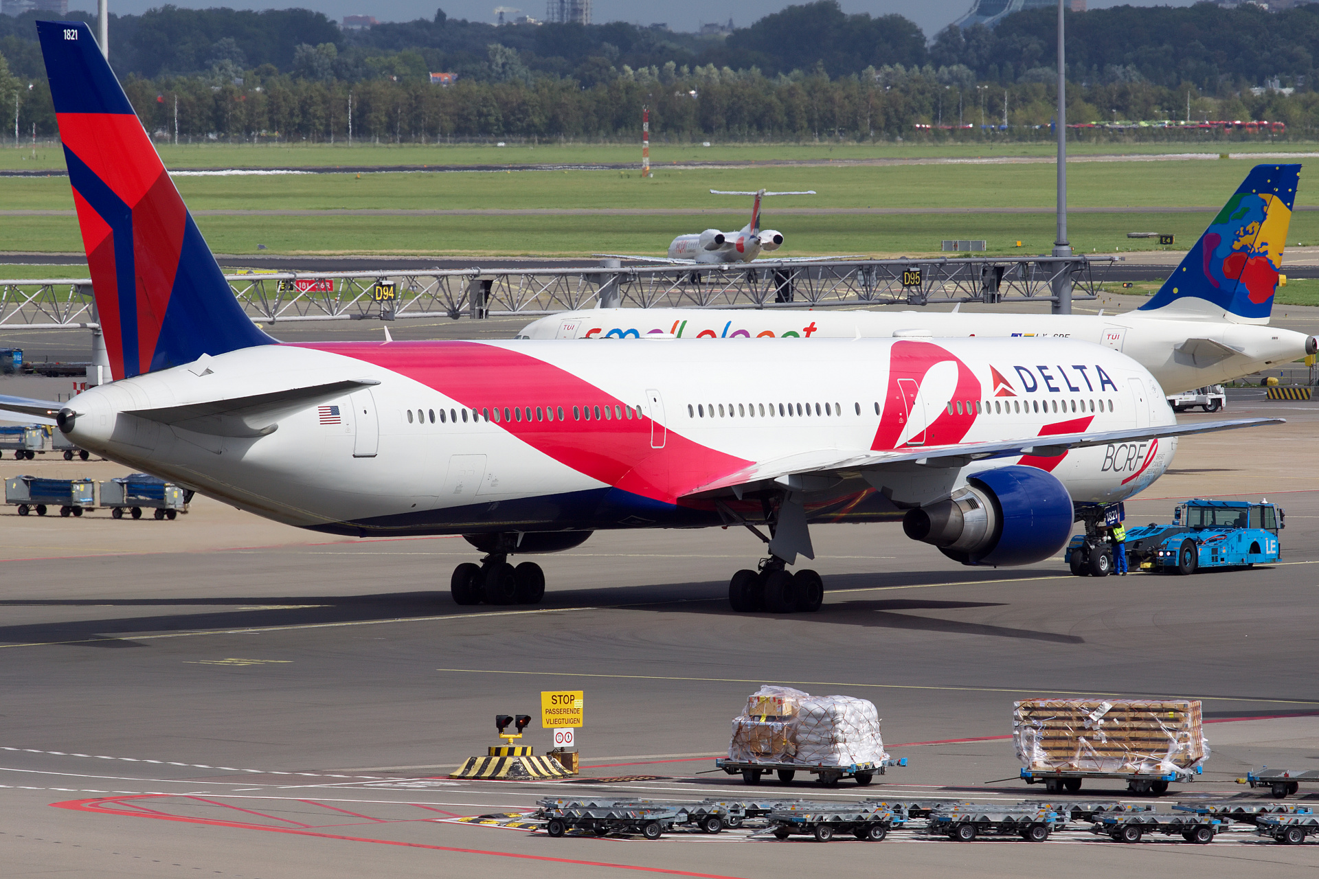 N845MH, Delta Airlines (malowanie Fundacji na rzecz Badań nad Rakiem Piersi) (Samoloty » Spotting na Schiphol » Boeing 767-400)