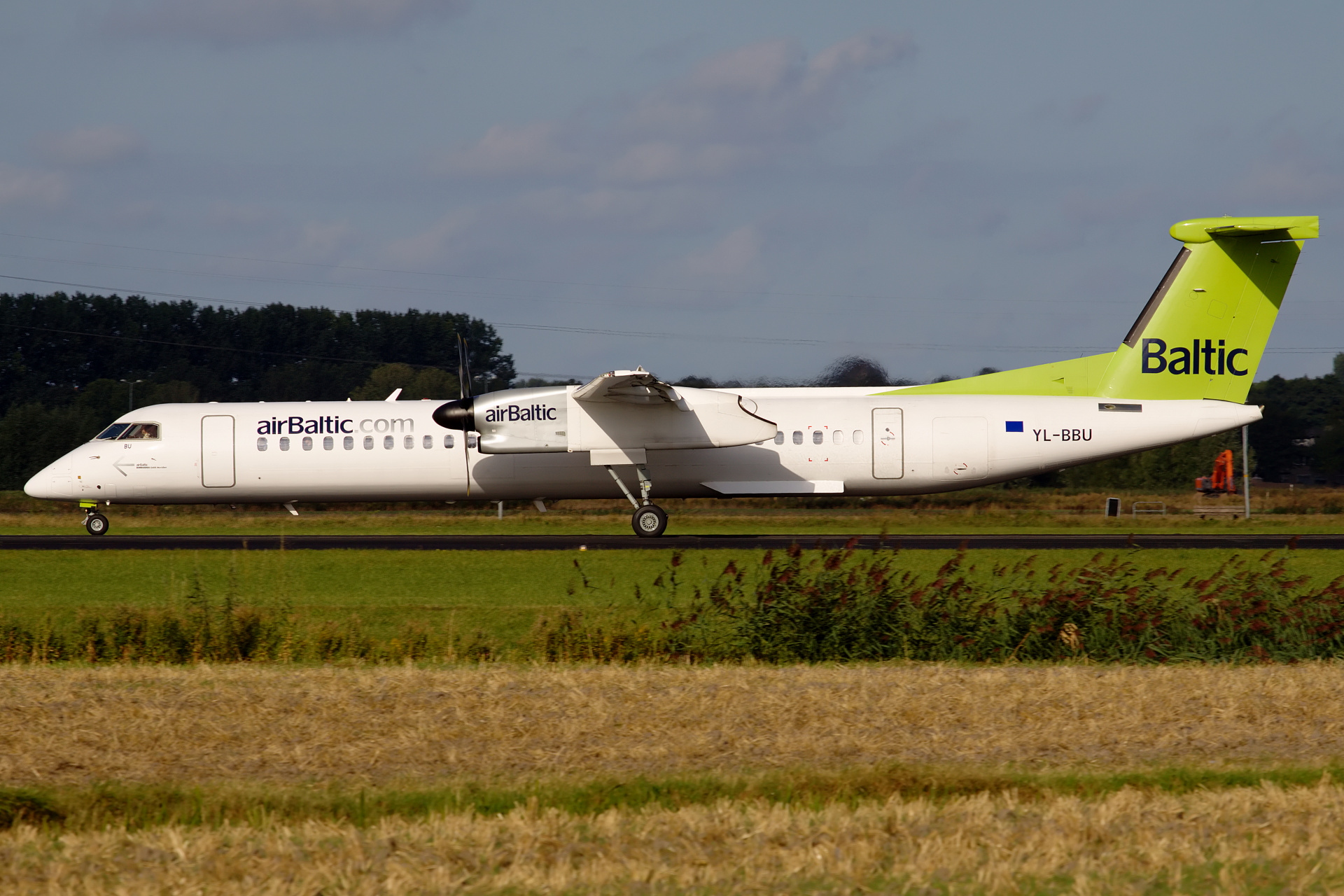 YL-BBU, airBaltic (Samoloty » Spotting na Schiphol » Bombardier Q400 Dash 8)