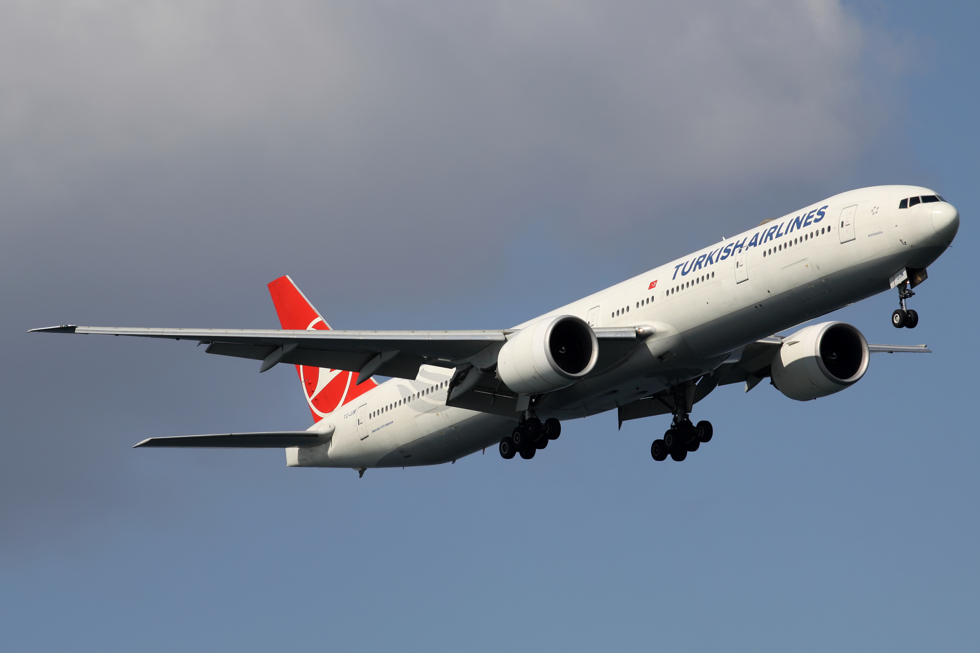 TC-JJM (Samoloty » Port Lotniczy im. Atatürka w Stambule » Boeing 777-300ER » THY Turkish Airlines)