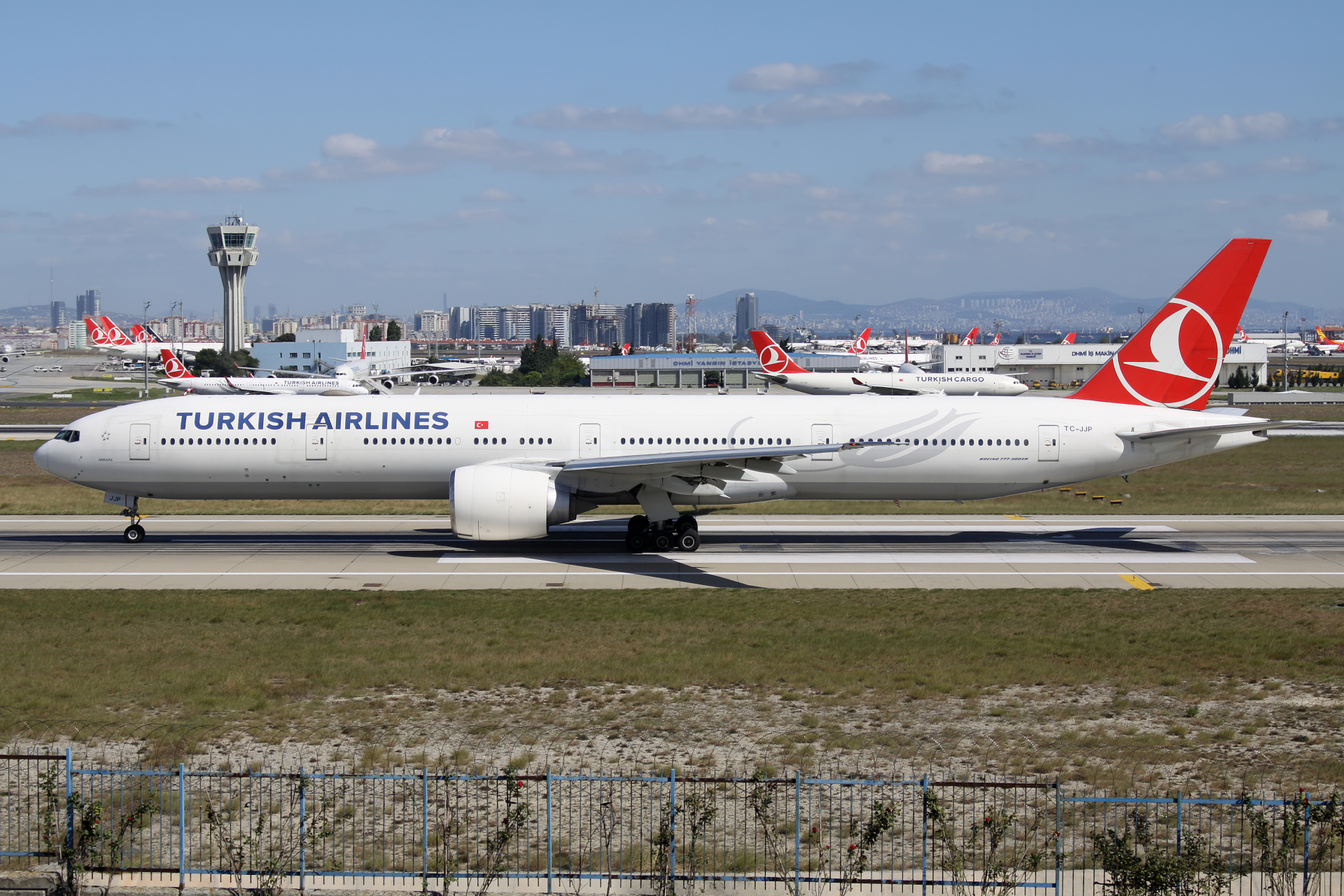 TC-JJP (Samoloty » Port Lotniczy im. Atatürka w Stambule » Boeing 777-300ER » THY Turkish Airlines)