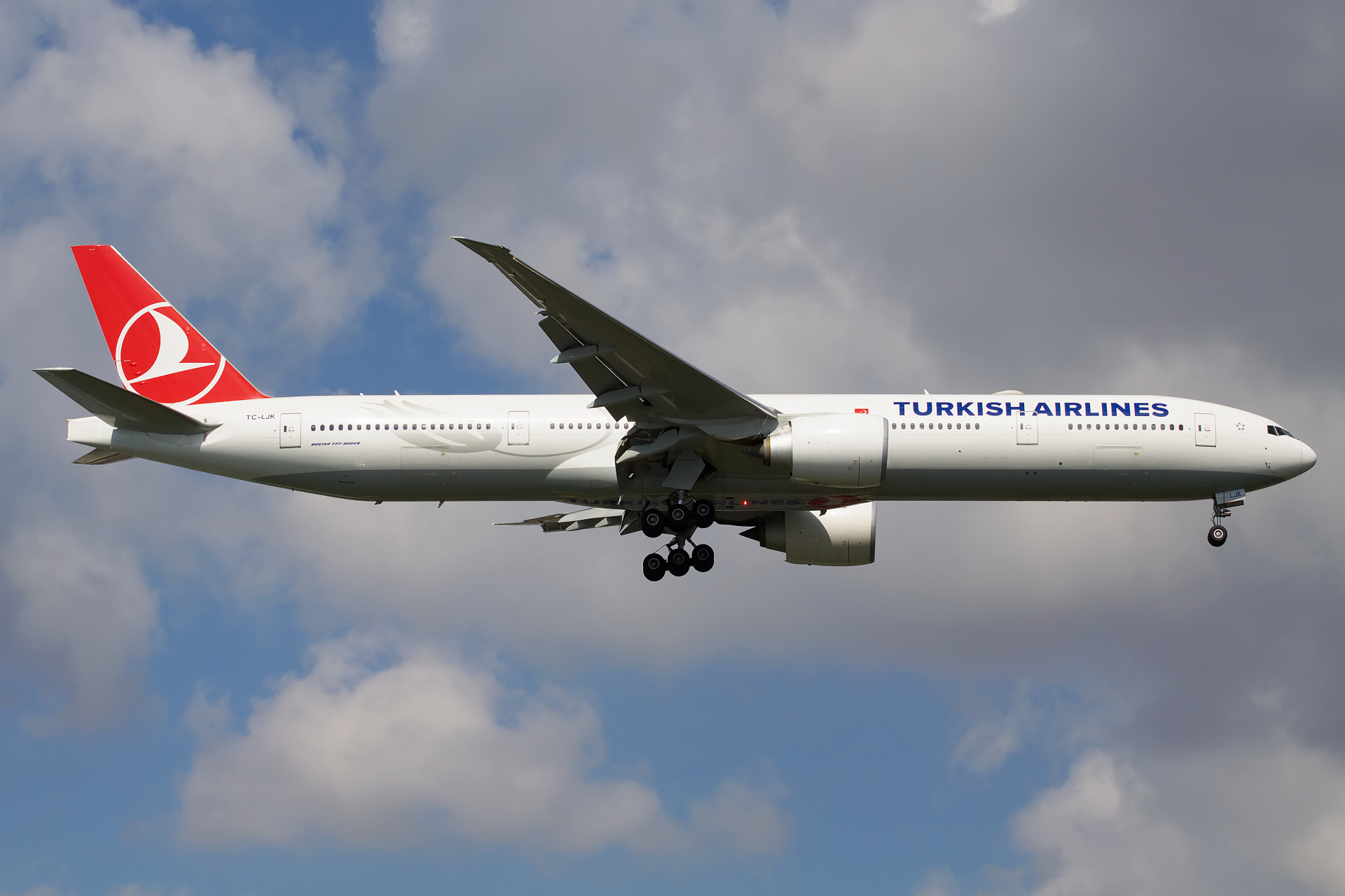 TC-LJK (Aircraft » Istanbul Atatürk Airport » Boeing 777-300ER » THY Turkish Airlines)