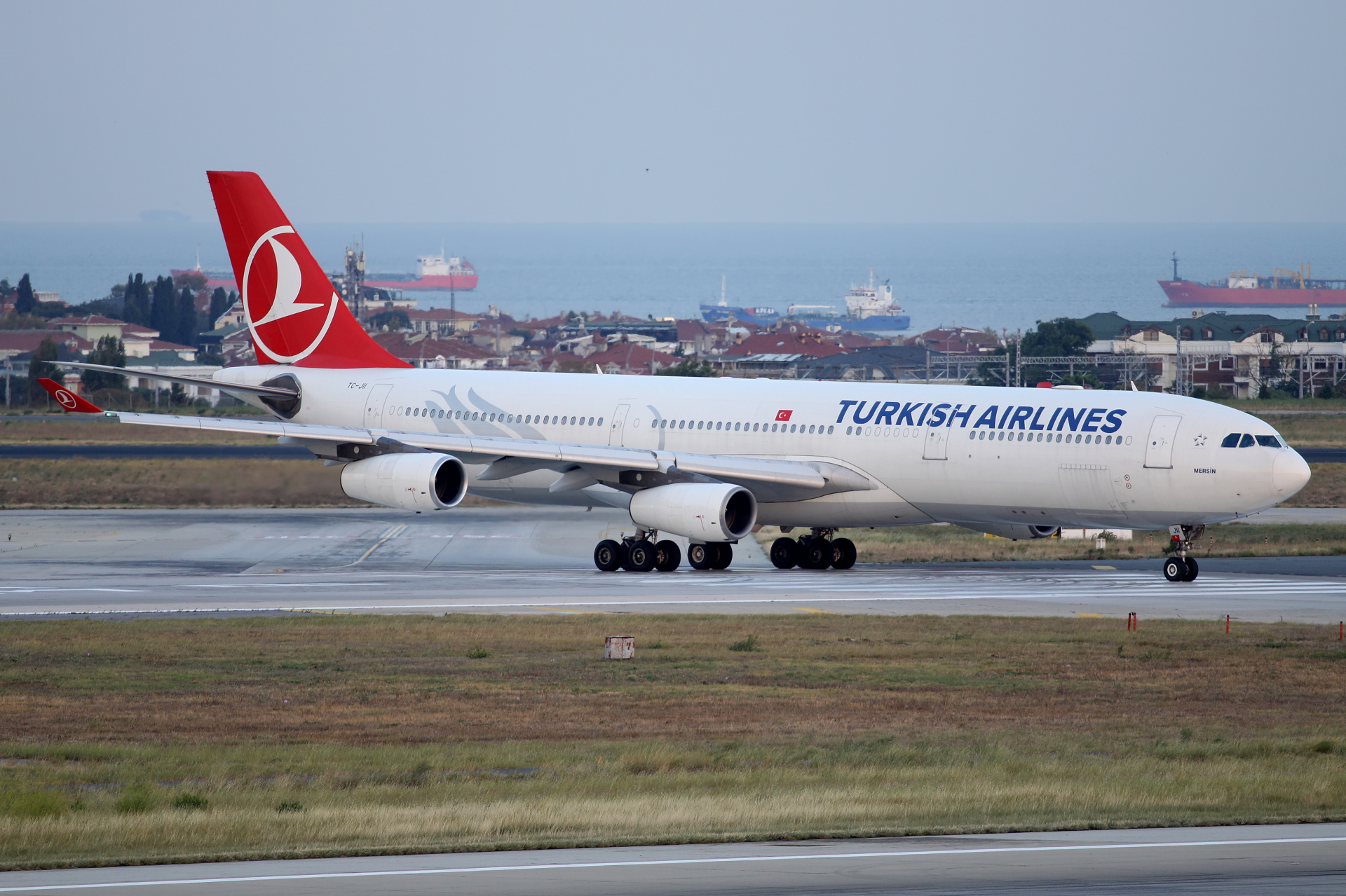 TC-JII, THY Turkish Airlines (Samoloty » Port Lotniczy im. Atatürka w Stambule » Airbus A340-300)