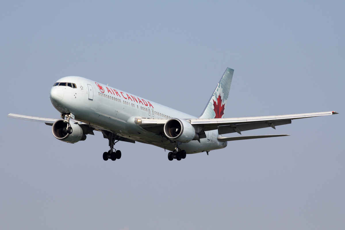 C-GLCA (Aircraft » EPWA Spotting » Boeing 767-300 » Air Canada)