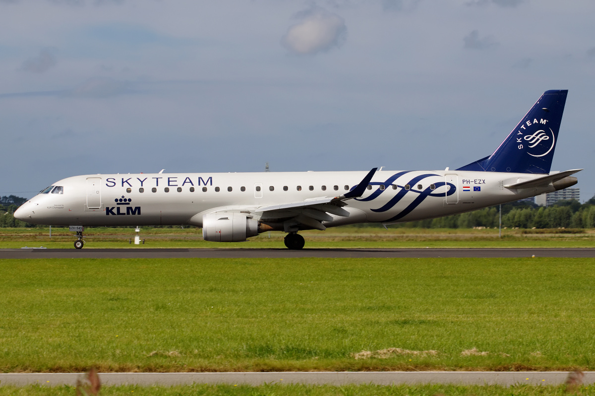 PH-EZX (SkyTeam livery) (Aircraft » Schiphol Spotting » Embraer E190 » KLM Cityhopper)