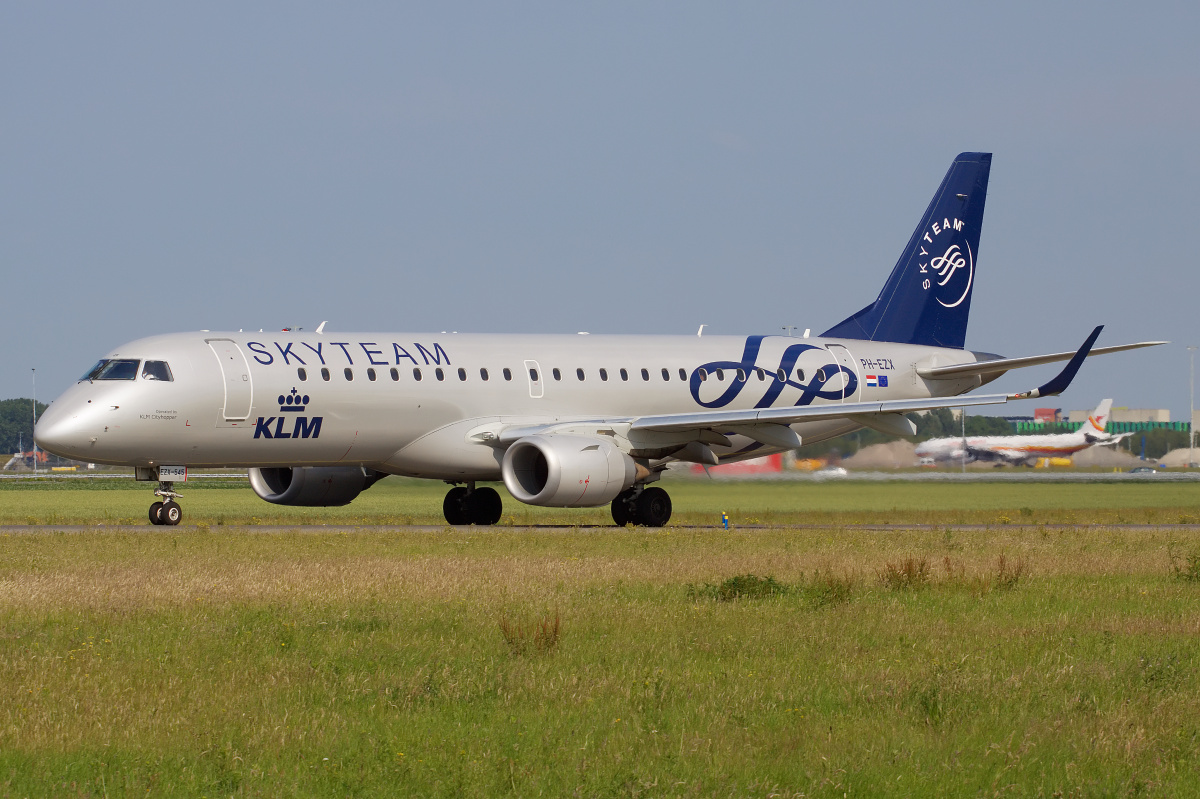 PH-EZX (malowanie SkyTeam) (Samoloty » Spotting na Schiphol » Embraer E190 » KLM Cityhopper)