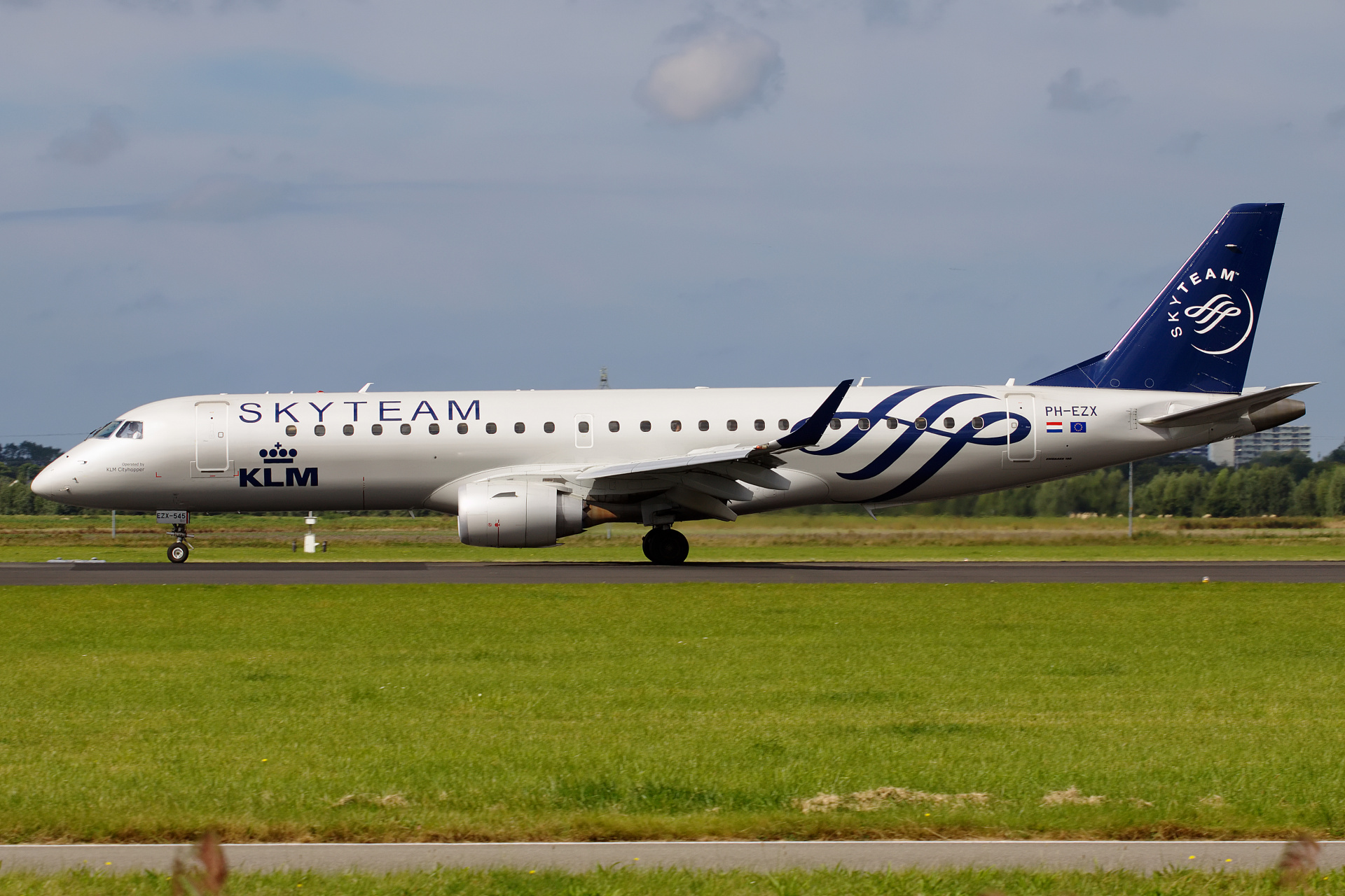 PH-EZX (malowanie SkyTeam) (Samoloty » Spotting na Schiphol » Embraer E190 » KLM Cityhopper)