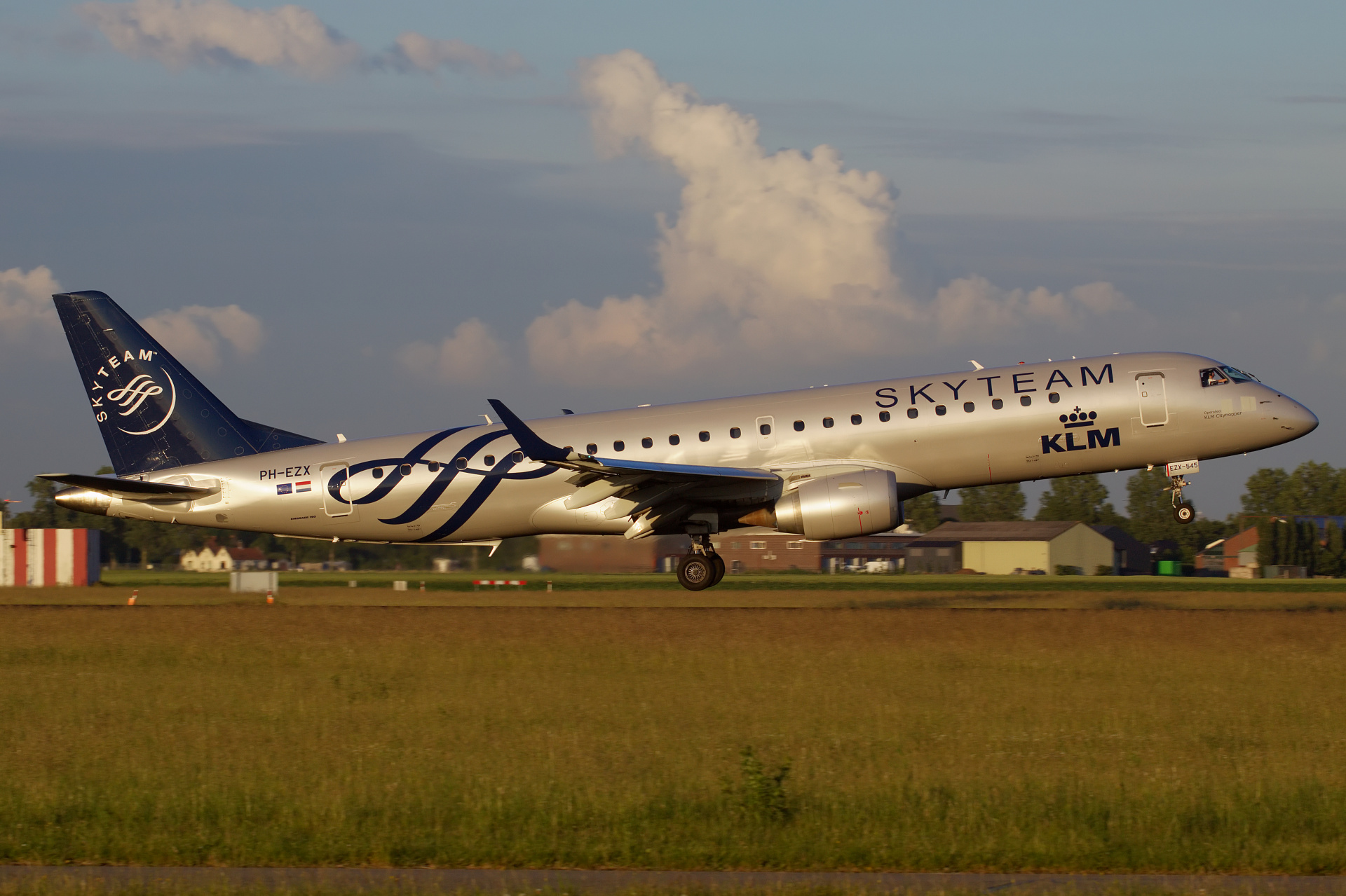 PH-EZX (malowanie SkyTeam) (Samoloty » Spotting na Schiphol » Embraer E190 » KLM Cityhopper)