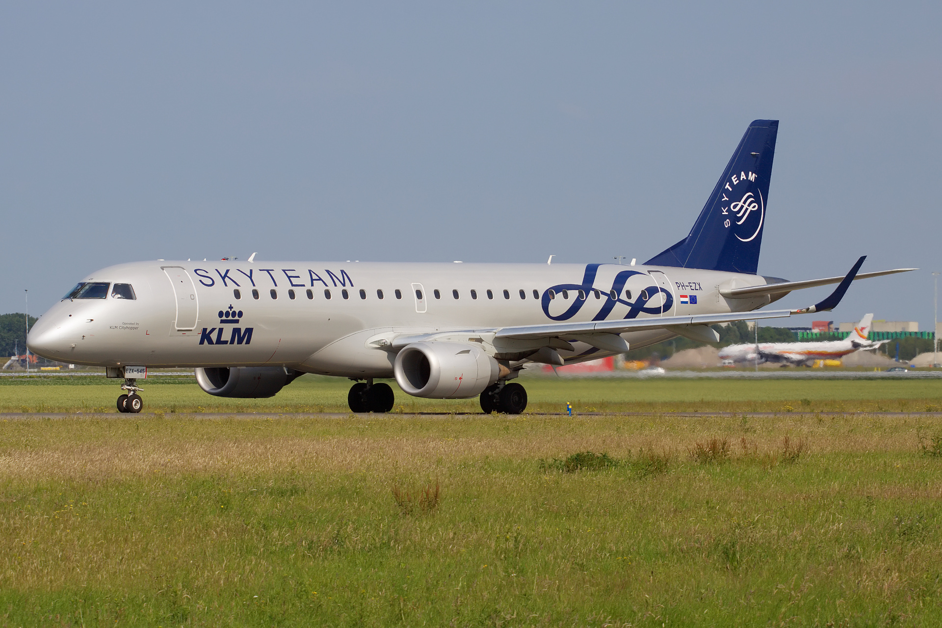 PH-EZX (SkyTeam livery) (Aircraft » Schiphol Spotting » Embraer E190 » KLM Cityhopper)