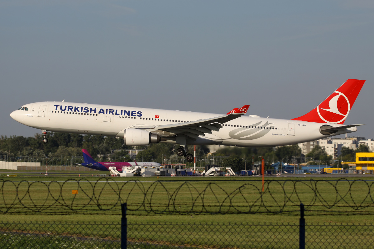 TC-LNG (Aircraft » EPWA Spotting » Airbus A330-300 » THY Turkish Airlines)