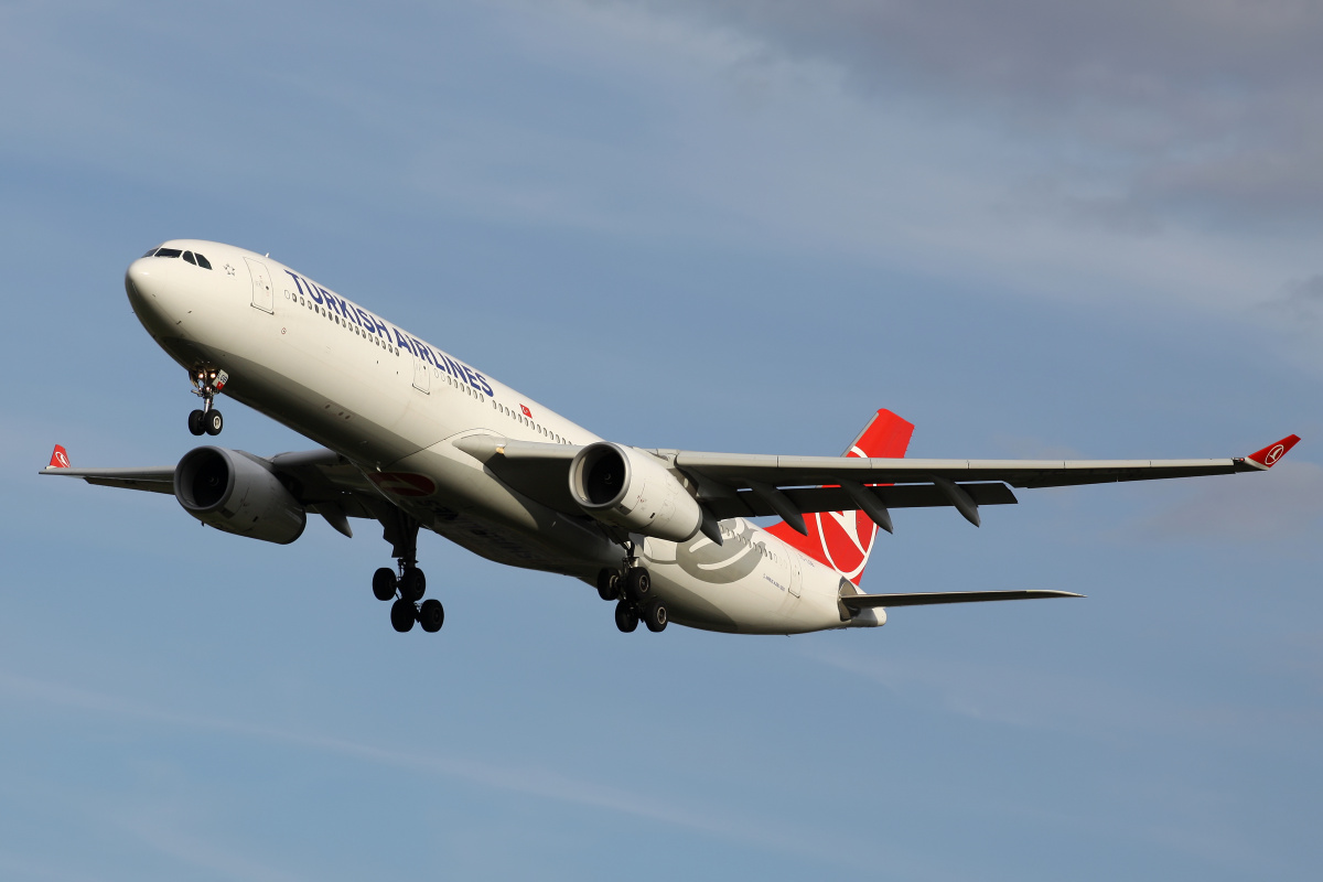 TC-LOB (Aircraft » EPWA Spotting » Airbus A330-300 » THY Turkish Airlines)