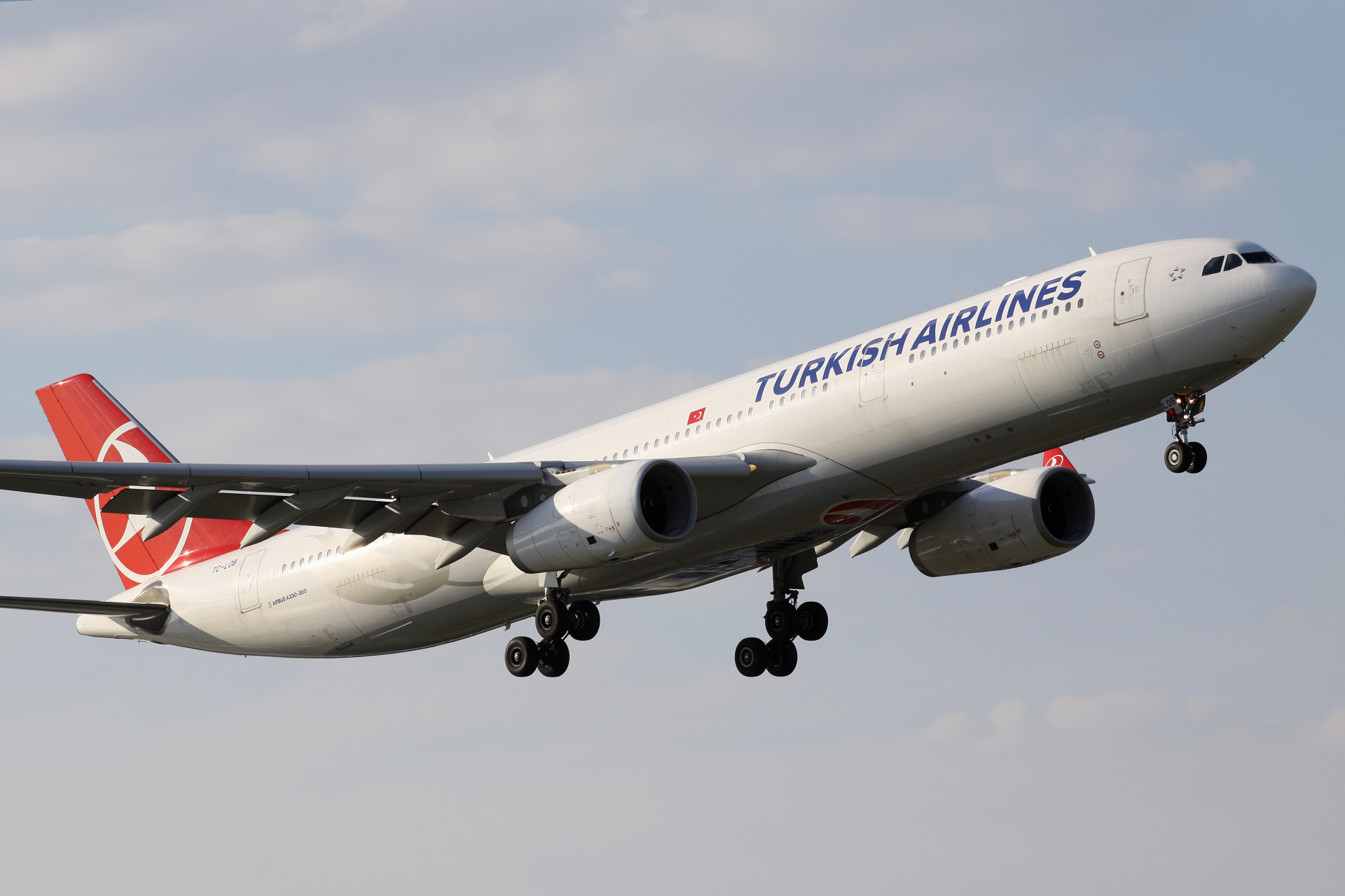 TC-LOB (Aircraft » EPWA Spotting » Airbus A330-300 » THY Turkish Airlines)