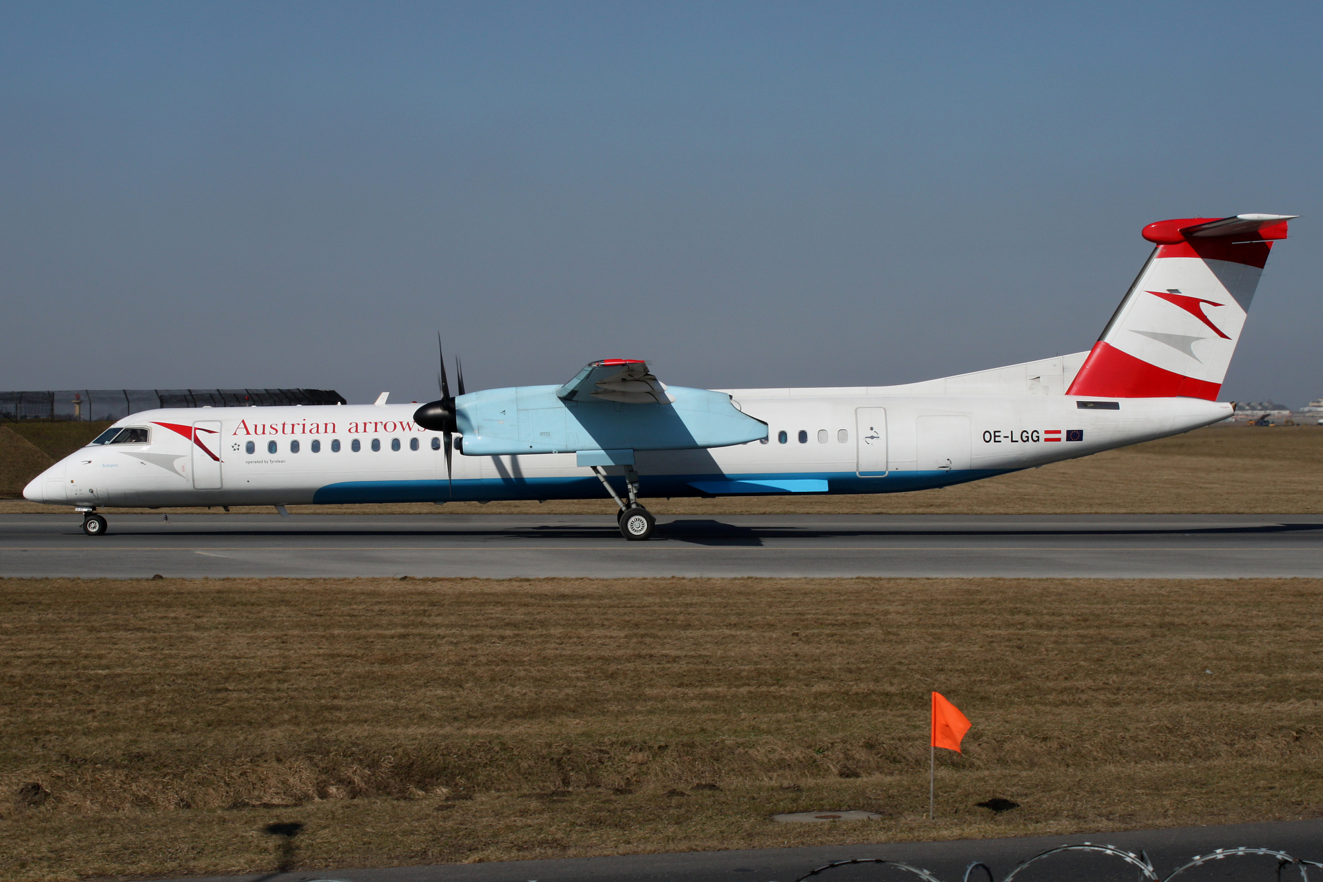 OE-LGG, Austrian arrows (Tyrolean) (Samoloty » Spotting na EPWA » De Havilland Canada DHC-8 Dash 8 » Austrian Airlines)