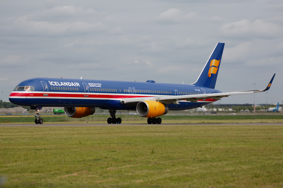 TF-ISX, Icelandair (malowanie 100 lat niepodległości) (Samoloty » Spotting na Schiphol » Boeing 757-300)