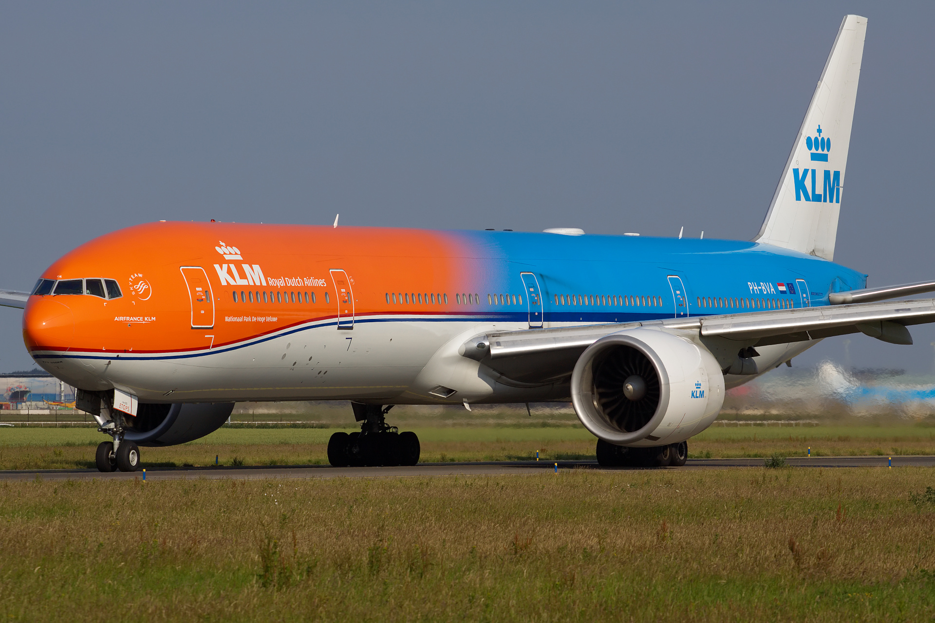 PH-BVA (malowanie Orange Pride) (Samoloty » Spotting na Schiphol » Boeing 777-300ER » KLM Royal Dutch Airlines)