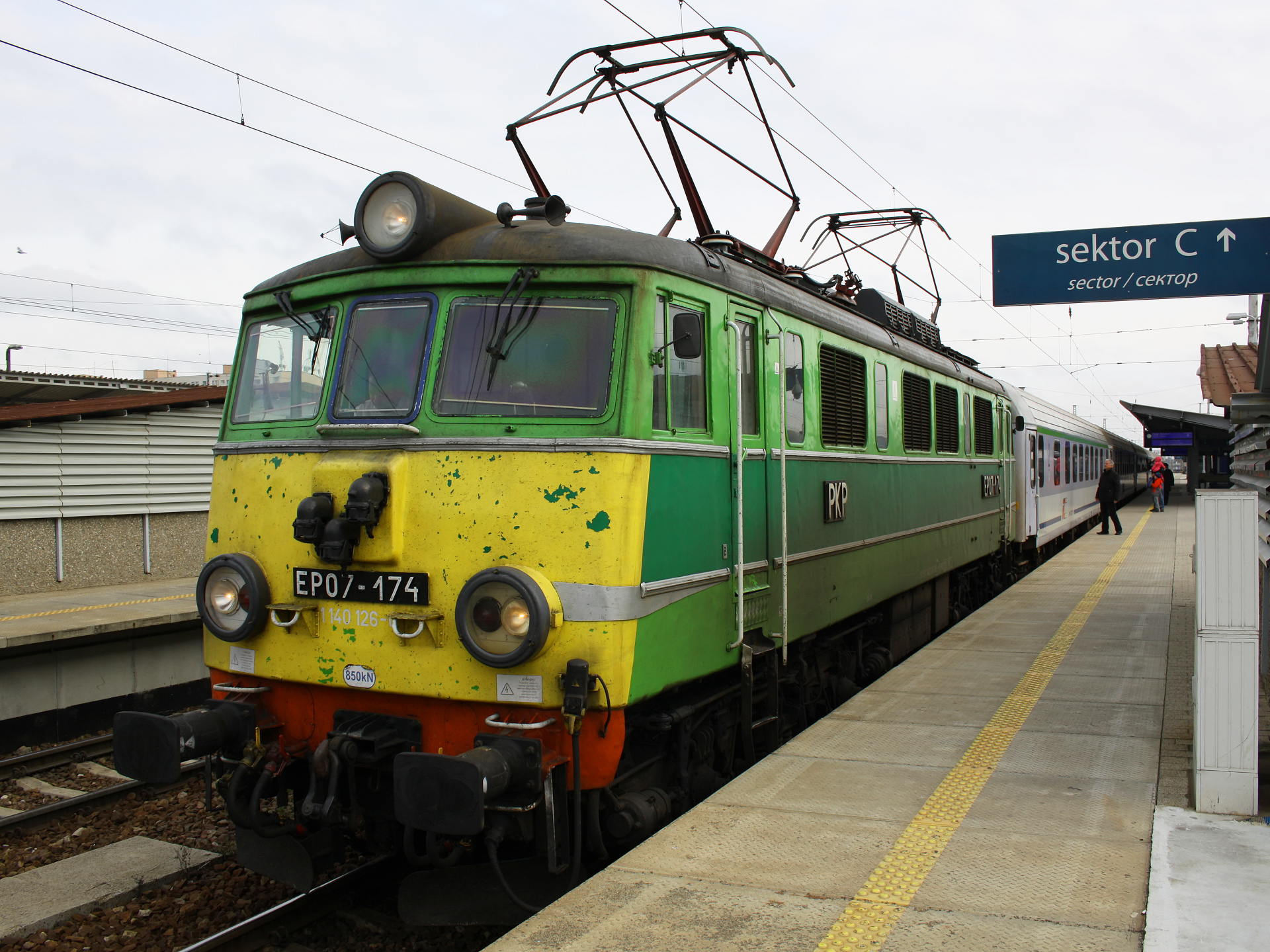 EP07-174 (malatura retro) (Pojazdy » Pociągi i lokomotywy » Pafawag 4E)