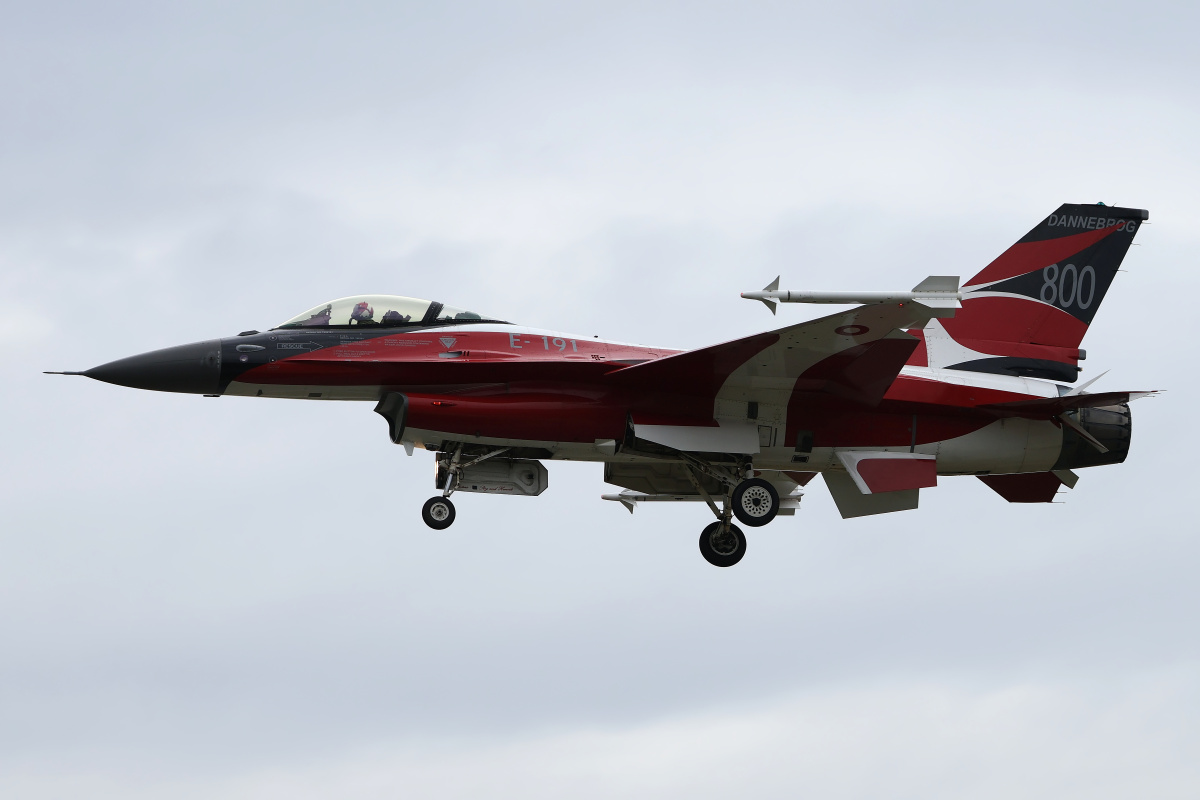 F-16AM, F-191, Królewskie Duńskie Siły Powietrzne (Dannebrog 800 år - malowanie 800 lat duńskiej flagi) (Samoloty » Air Show Radom 2023 » Lockheed Martin F-16 Fighting Falcon)