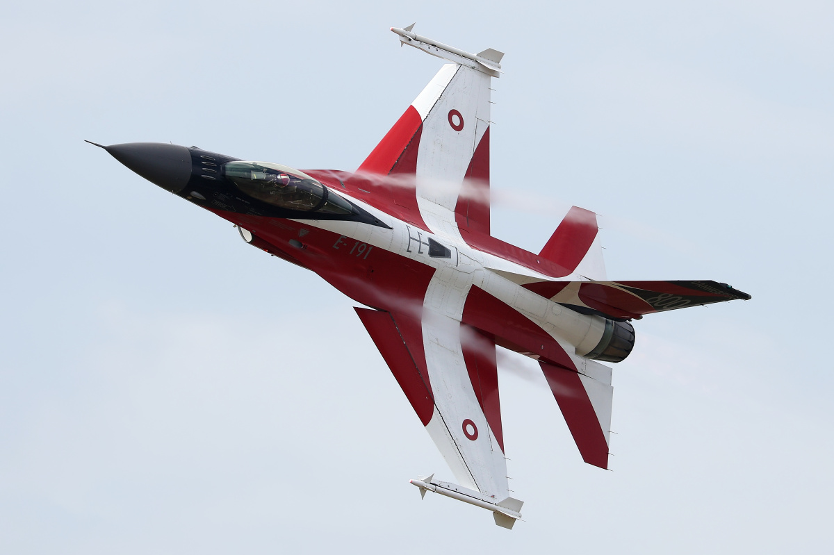 F-16AM, E-191, Royal Danish Air Force ("Dannebrog 800 år - 800 Years of Danish Flag" livery) (Aircraft » Air Show Radom 2023 » Lockheed Martin F-16 Fighting Falcon)