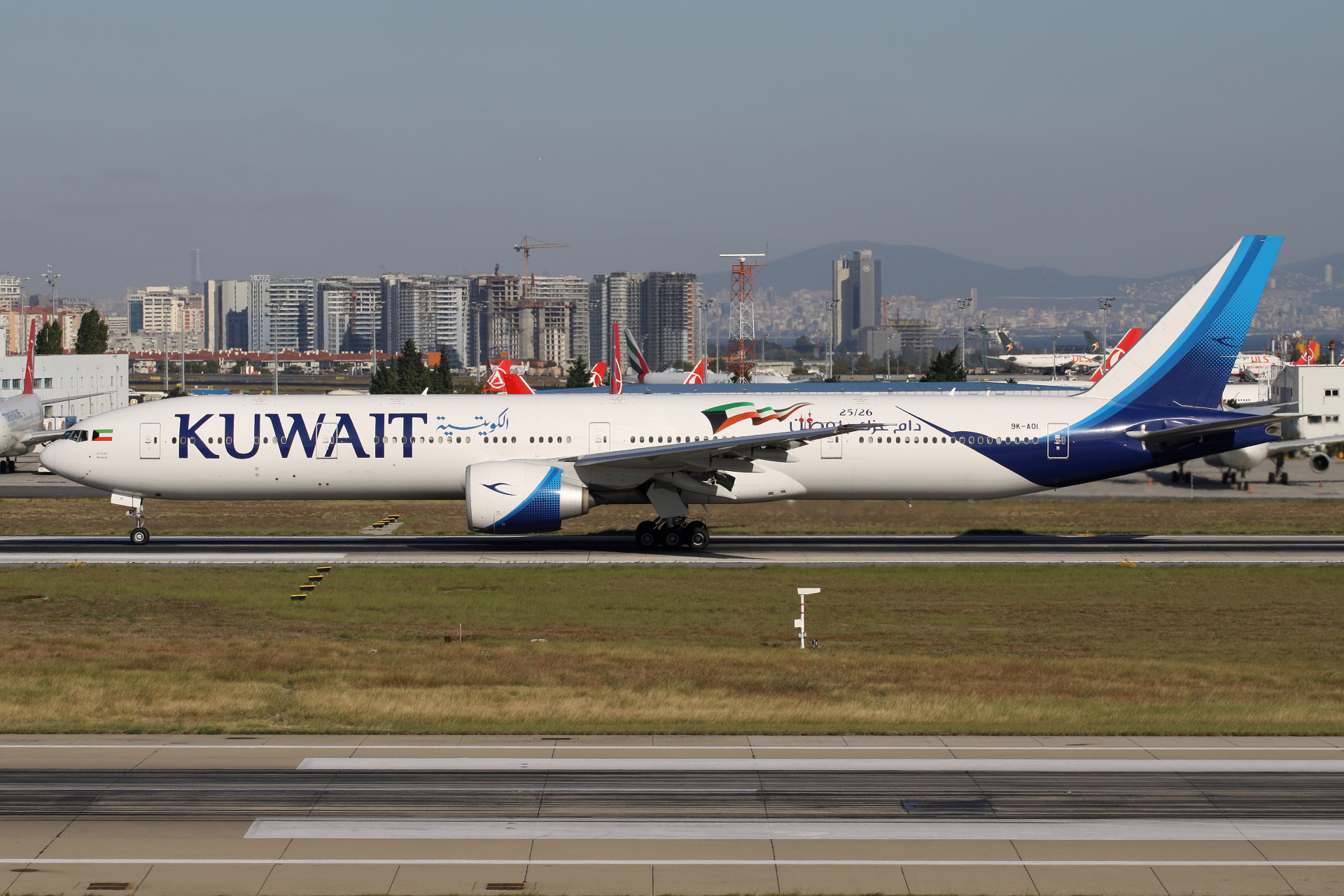 9K-AOI, Kuwait Airways (Samoloty » Port Lotniczy im. Atatürka w Stambule » Boeing 777-300ER)