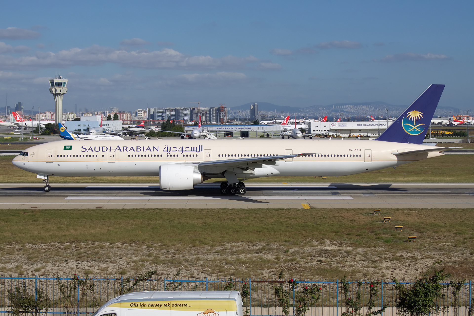 HZ-AK13, Saudi Arabian Airlines (Saudia) (Samoloty » Port Lotniczy im. Atatürka w Stambule » Boeing 777-300ER)