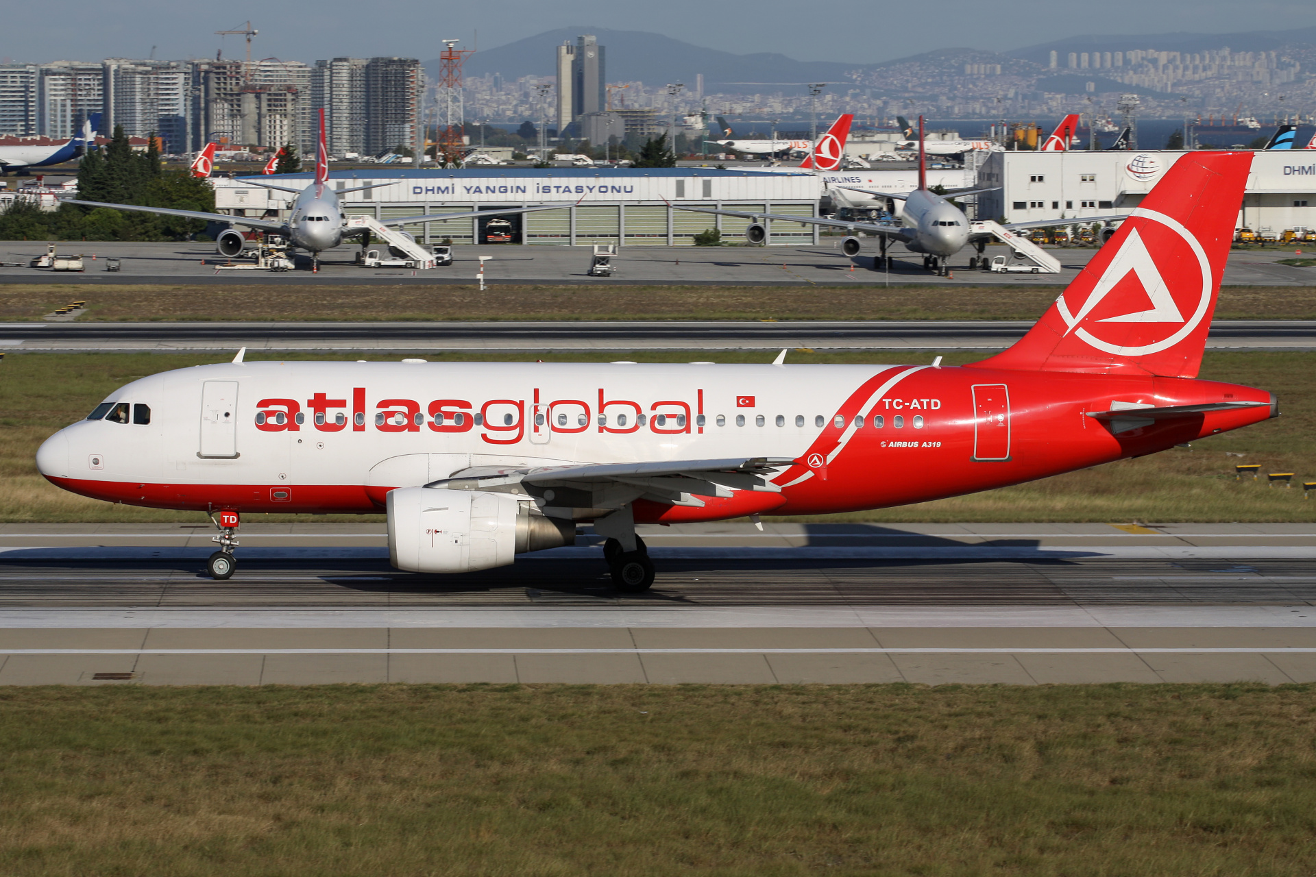 TC-ATD, AtlasGlobal (Samoloty » Port Lotniczy im. Atatürka w Stambule » Airbus A319-100)