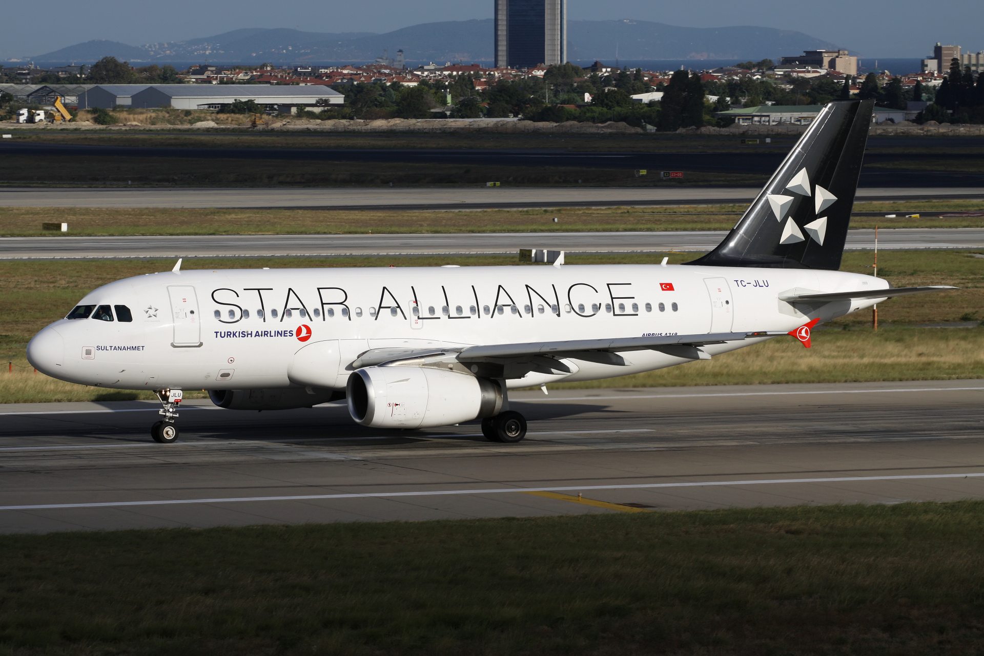 TC-JLU, THY Turkish Airlines (malowanie Star Alliance) (Samoloty » Port Lotniczy im. Atatürka w Stambule » Airbus A319-100)