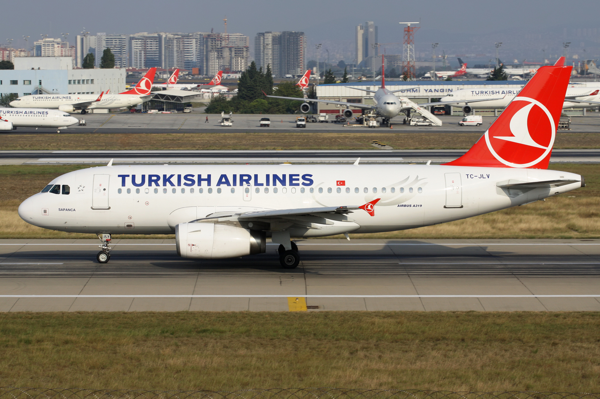 TC-JLV, THY Turkish Airlines (Samoloty » Port Lotniczy im. Atatürka w Stambule » Airbus A319-100)