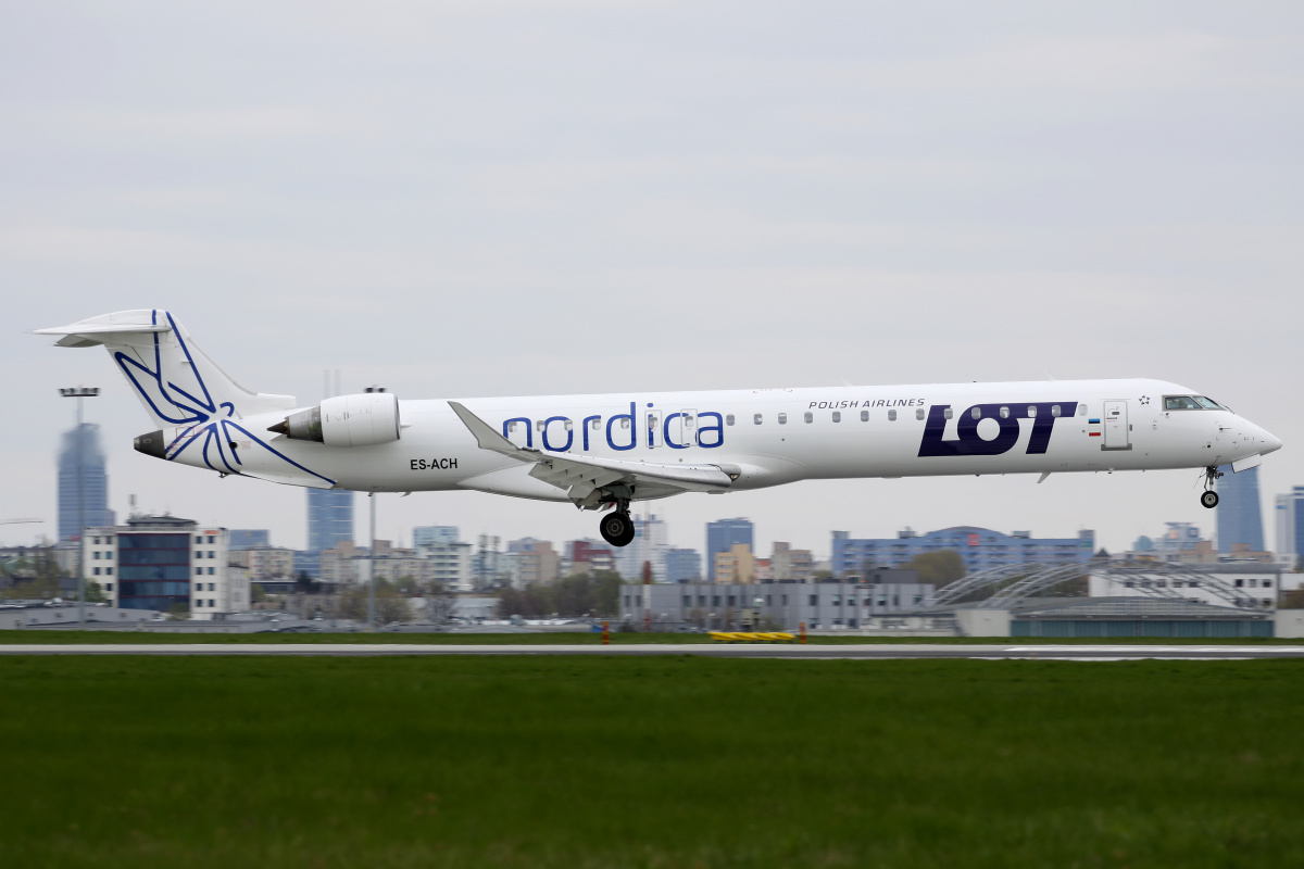 ES-ACH (LOT Polish Airlines - Nordica hybrid livery) (Aircraft » EPWA Spotting » Mitsubishi Regional Jet » CRJ-900 » Nordica)