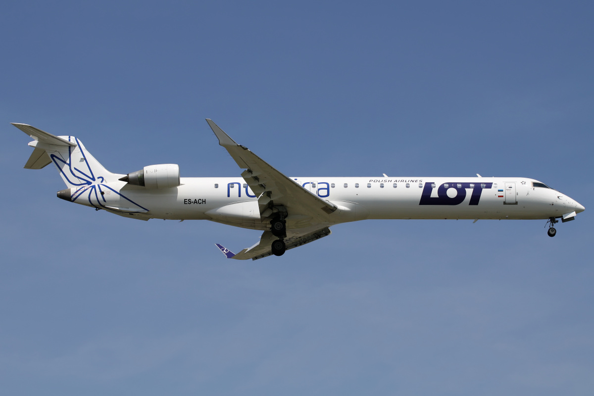 ES-ACH (LOT Polish Airlines - Nordica hybrid livery)