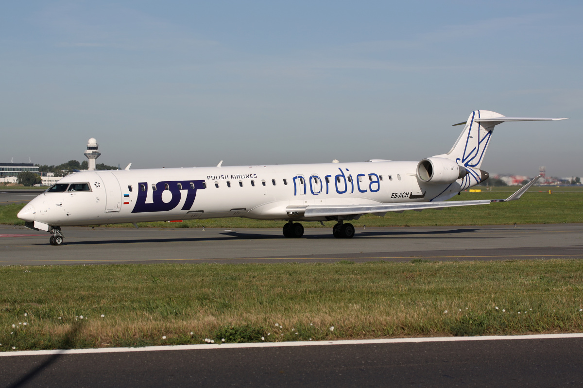 ES-ACH (LOT Polish Airlines - Nordica hybrid livery) (Aircraft » EPWA Spotting » Mitsubishi Regional Jet » CRJ-900 » Nordica)