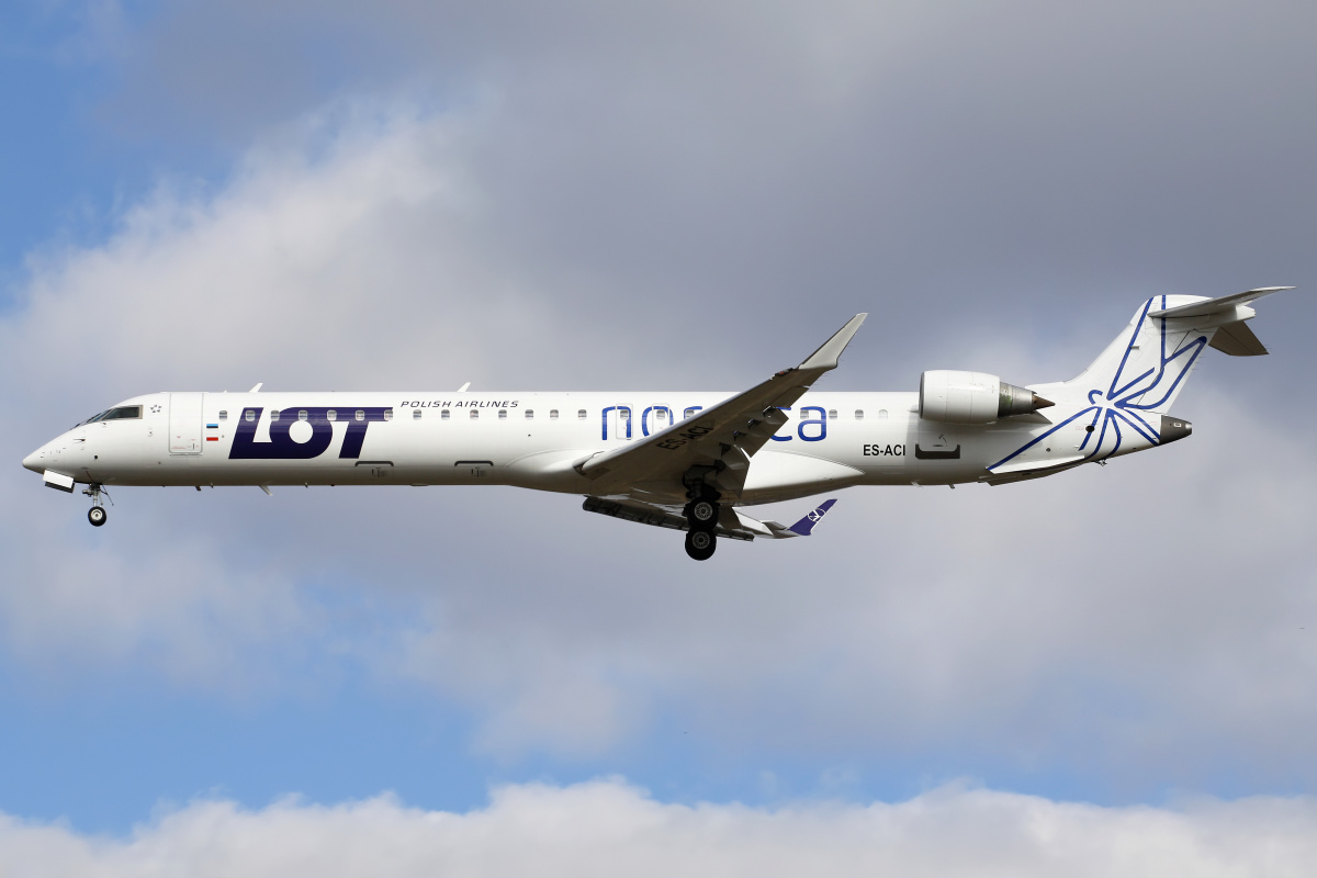 ES-ACI (LOT Polish Airlines - Nordica hybrid livery)