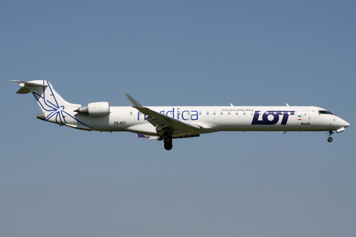 ES-ACI (LOT Polish Airlines - Nordica hybrid livery) (Aircraft » EPWA Spotting » Mitsubishi Regional Jet » CRJ-900 » Nordica)