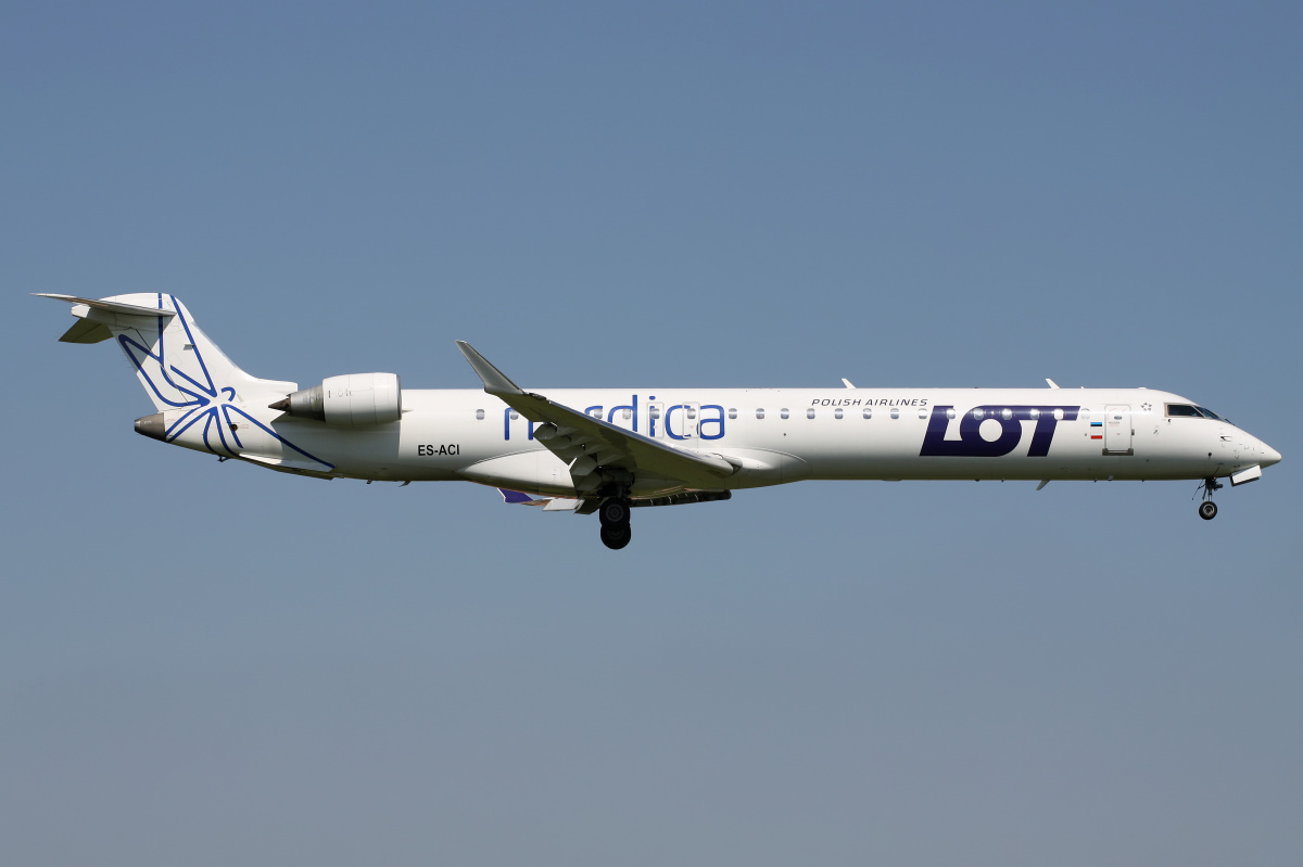 ES-ACI (LOT Polish Airlines - Nordica hybrid livery)